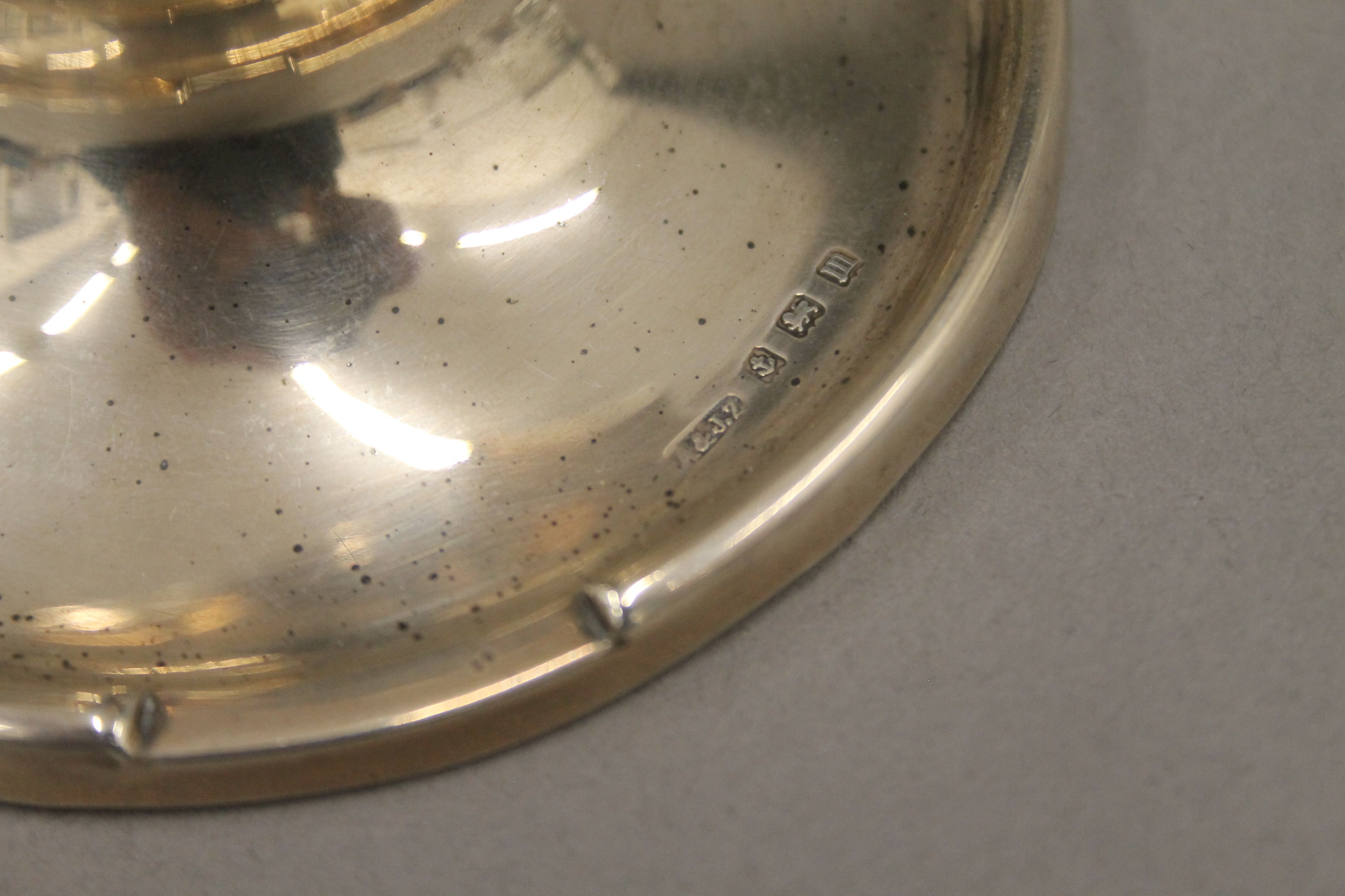 A silver capston inkwell. 9 cm diameter. - Image 5 of 5