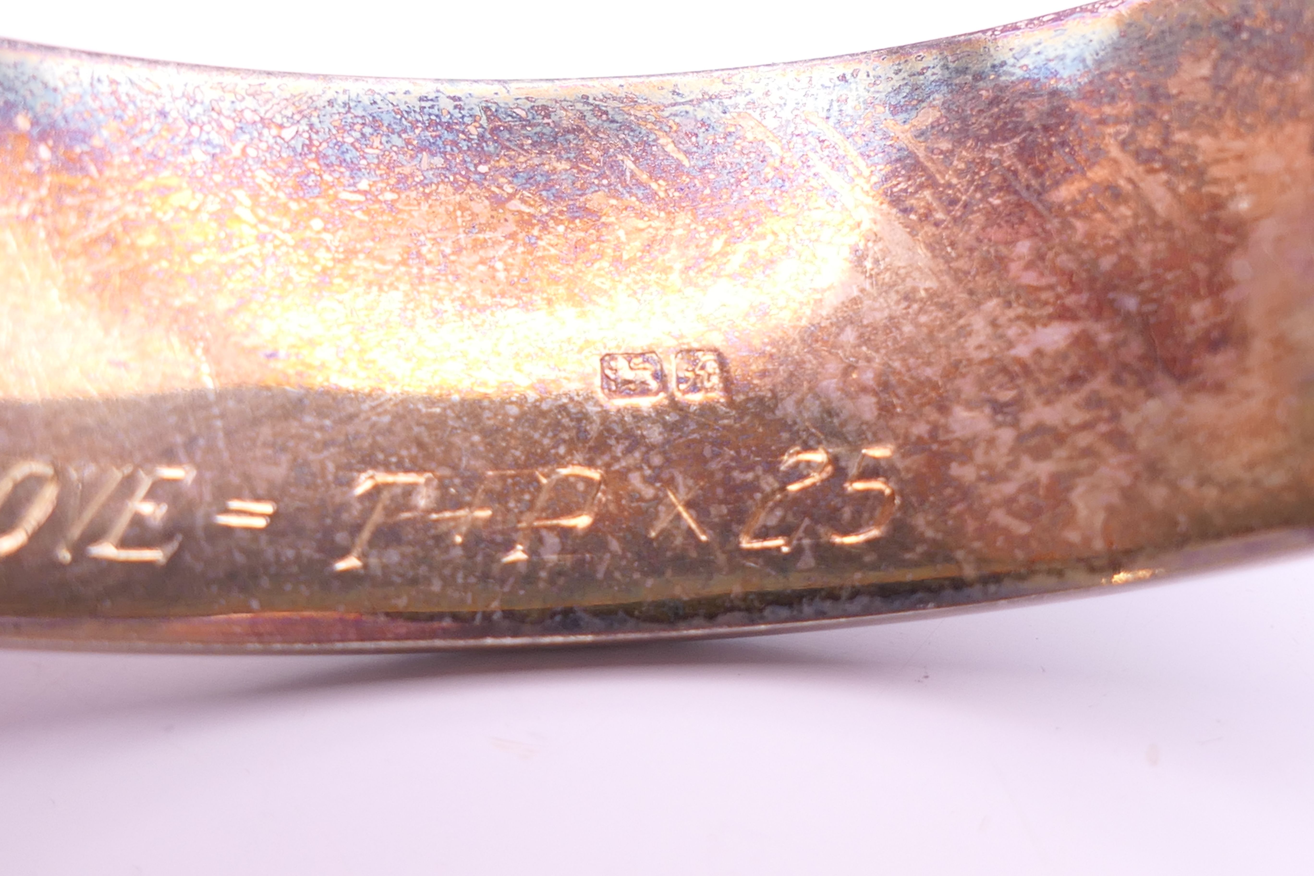 Two silver bangle formed bracelets. The largest 6.5 cm wide. 58.7 grammes. - Image 5 of 13