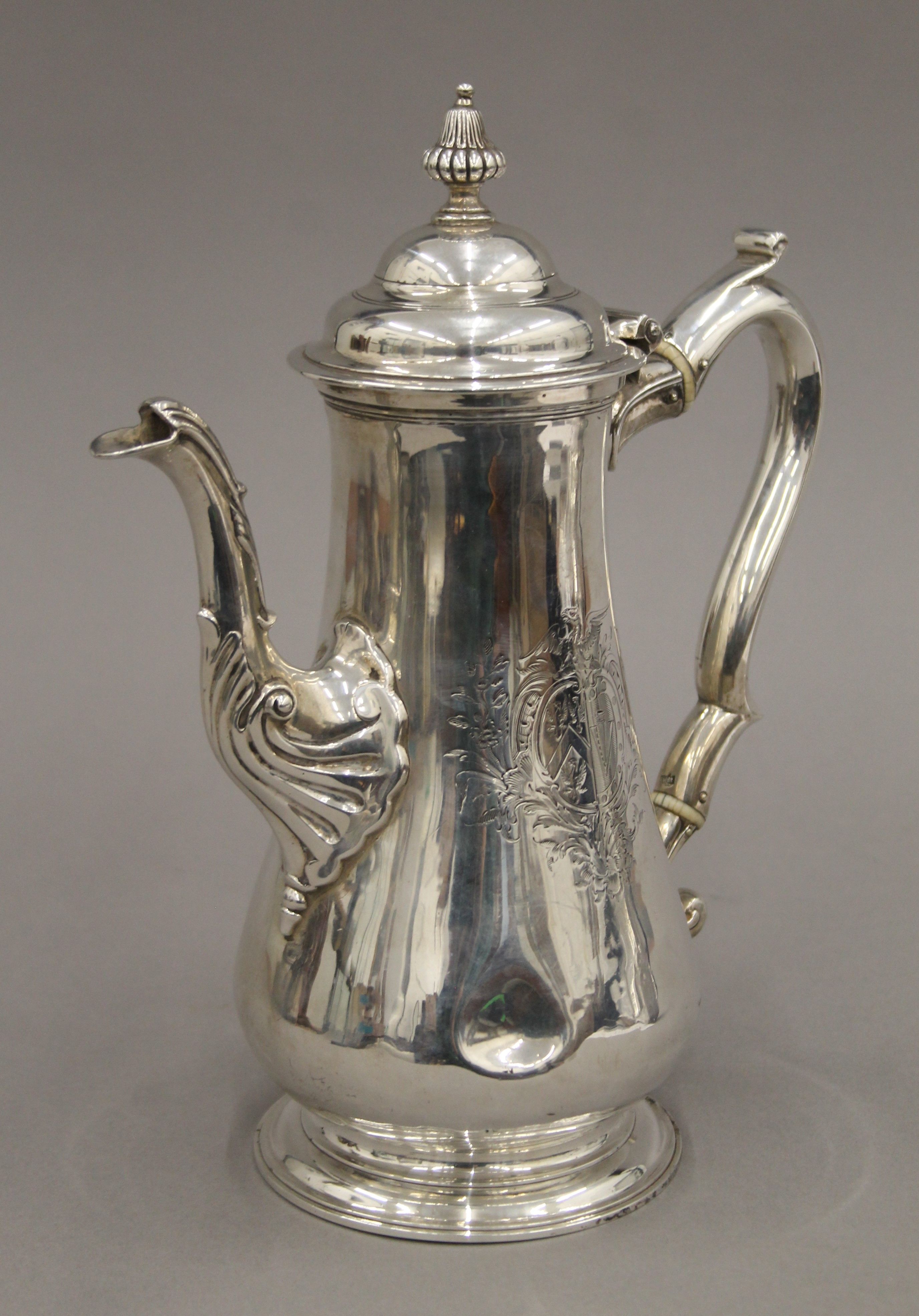 A Georgian silver coffee pot. 26.5 cm high. 784.4 grammes total weight.