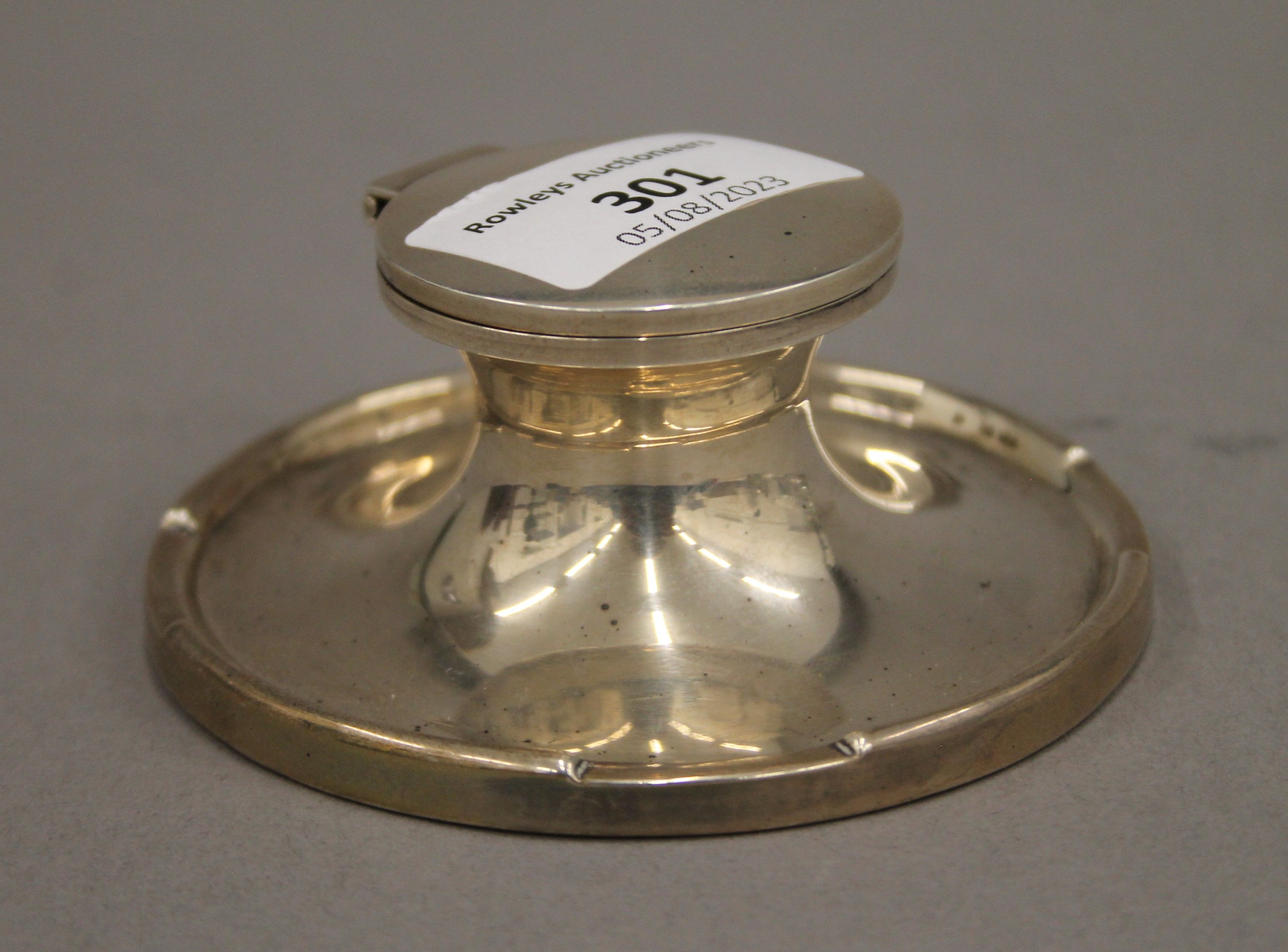 A silver capston inkwell. 9 cm diameter. - Image 2 of 5