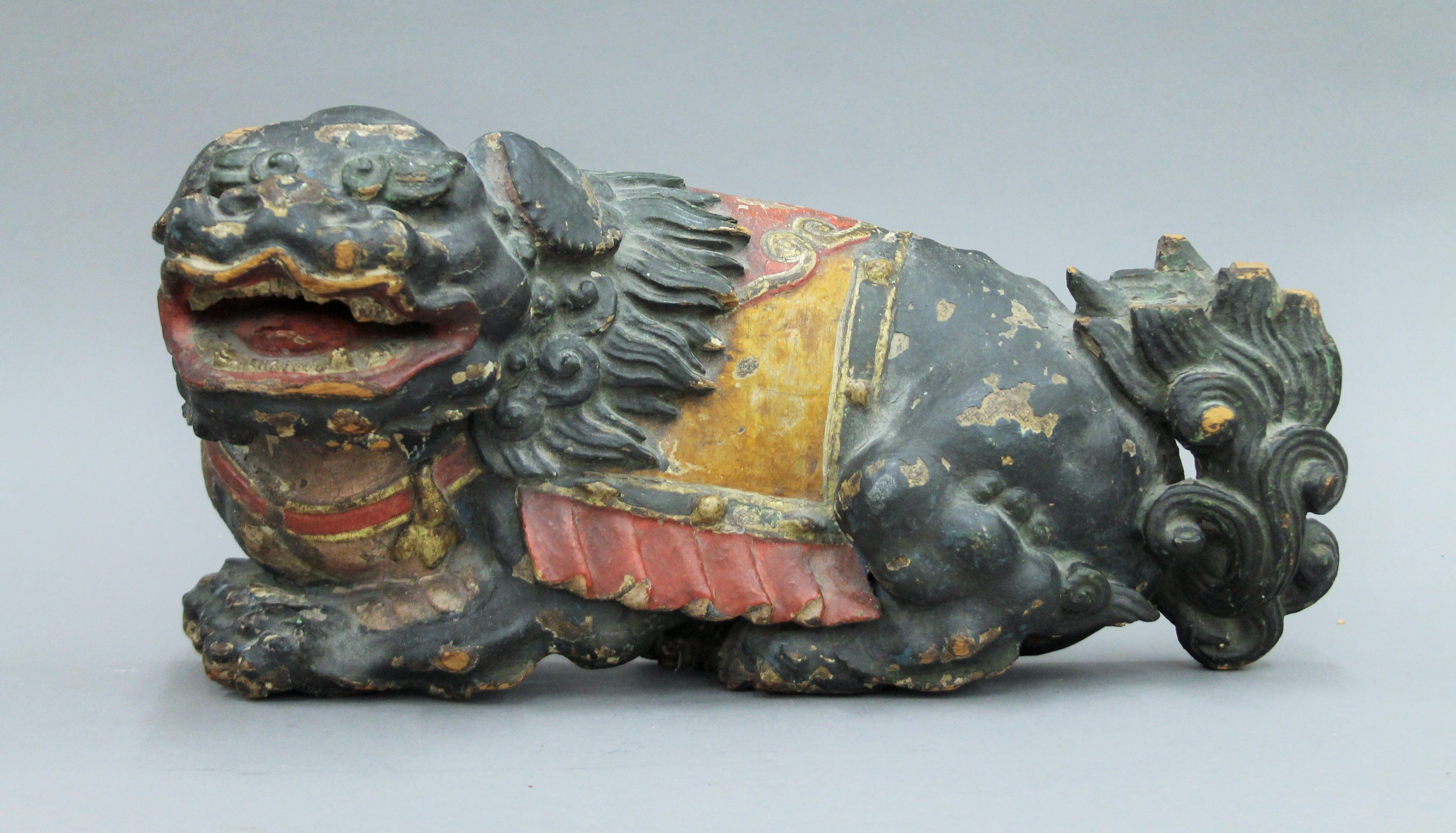 A painted carved wooden dog-of-fo. 41 cm wide.