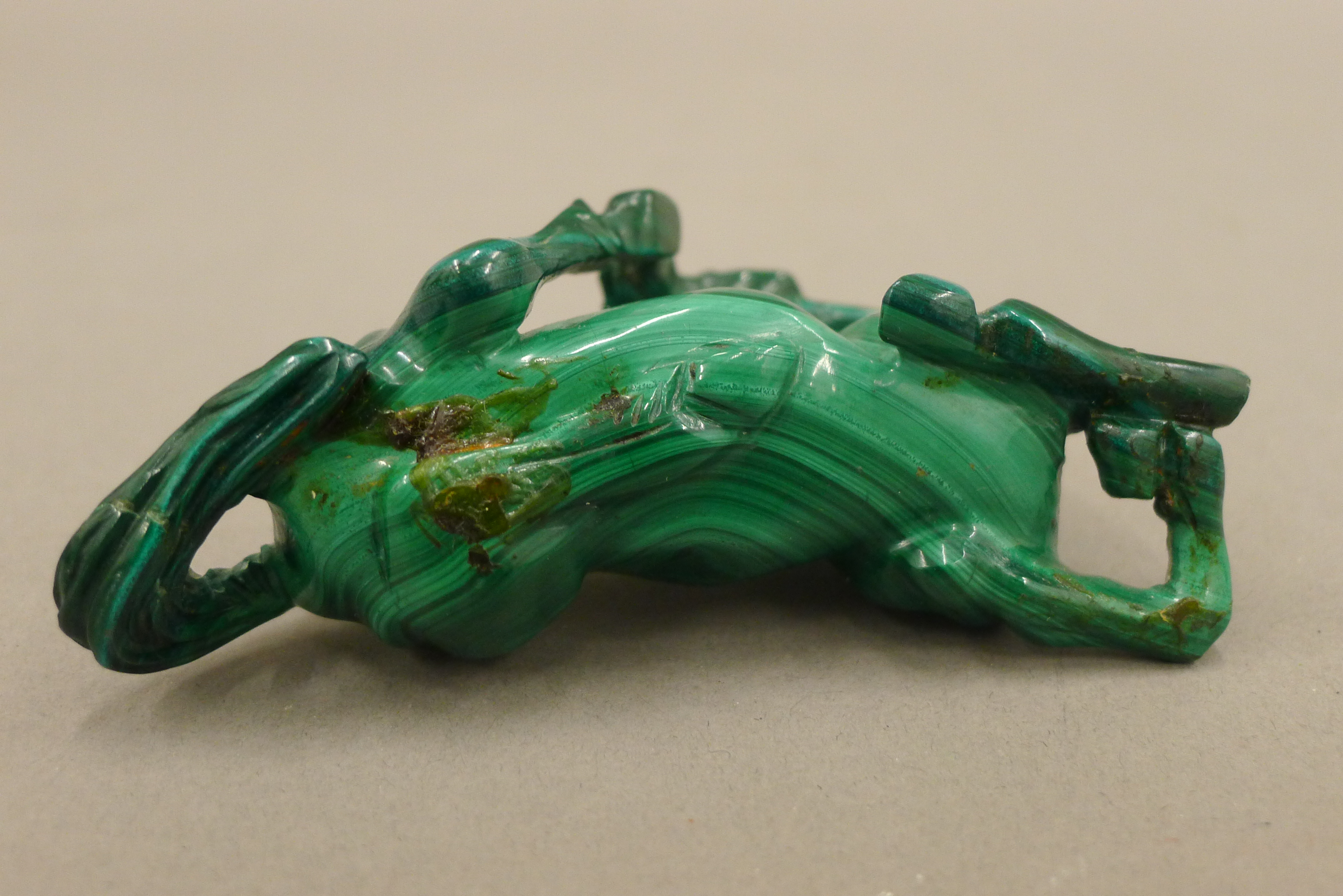 A Chinese carved malachite reclining horse on stand. The stand 11 cm long. - Image 5 of 11