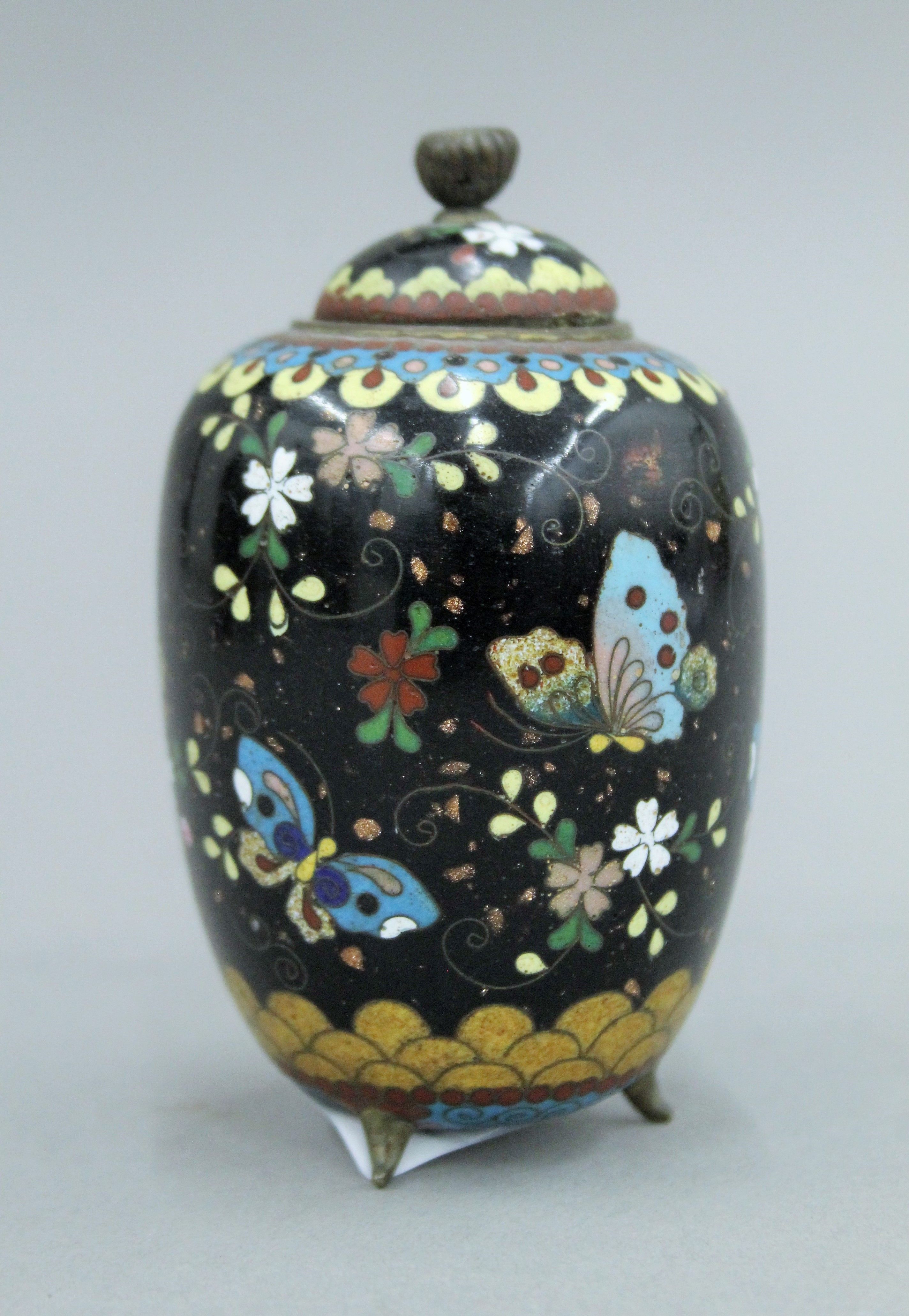 A small cloisonne vase and cover. 9.5 cm high. - Image 5 of 5