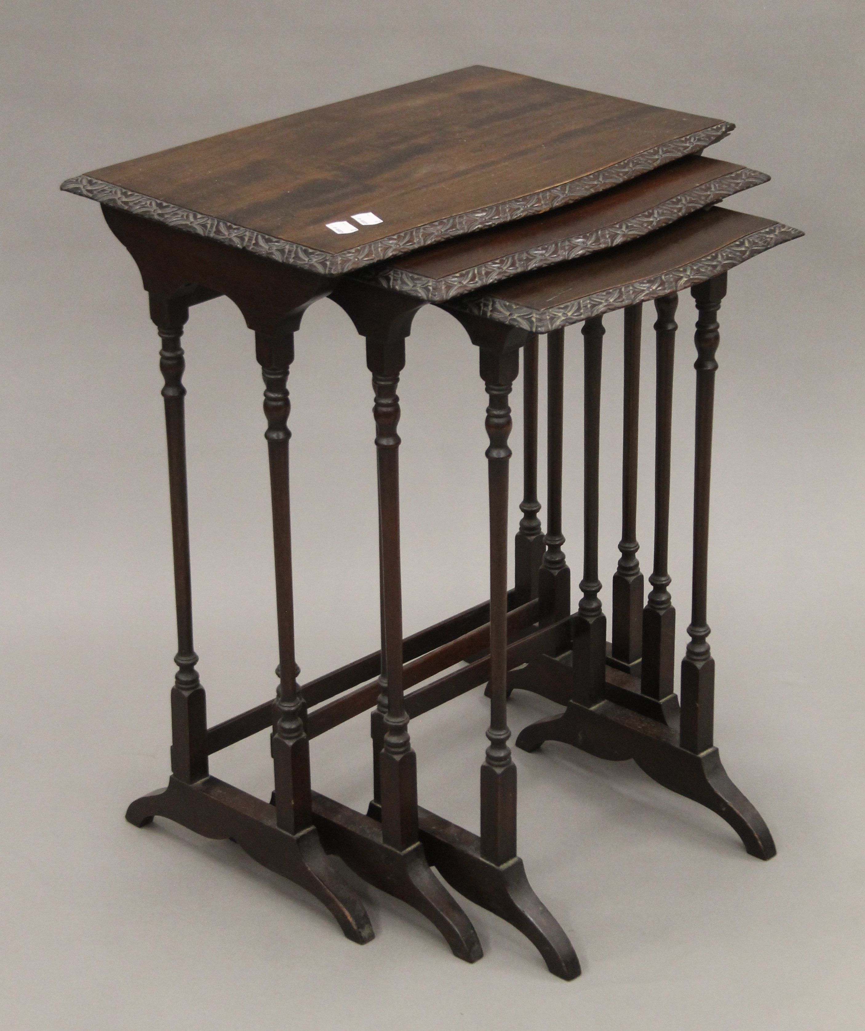 An early 20th century nest of three mahogany tables. The largest 48 cm wide. - Image 4 of 6