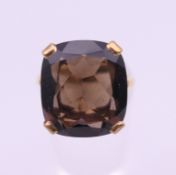 A 9 ct gold quartz ring. Ring size M.