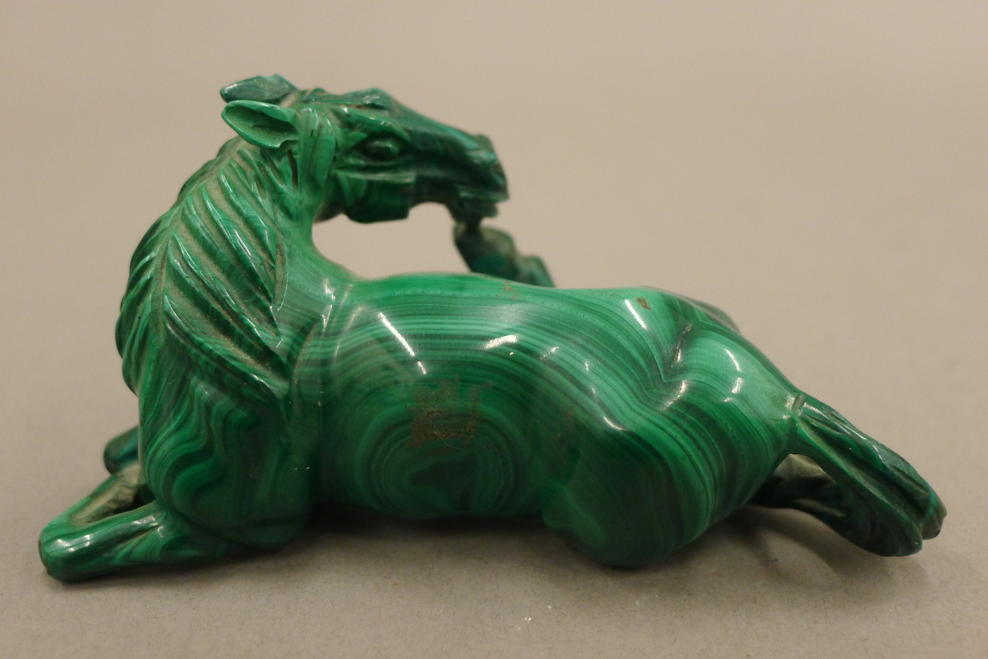 A Chinese carved malachite reclining horse on stand. The stand 11 cm long. - Image 7 of 11