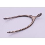 A pair of silver wishbone tongs, retailed by Asprey. 8.5 cm high. 17 grammes.