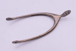 A pair of silver wishbone tongs, retailed by Asprey. 8.5 cm high. 17 grammes.