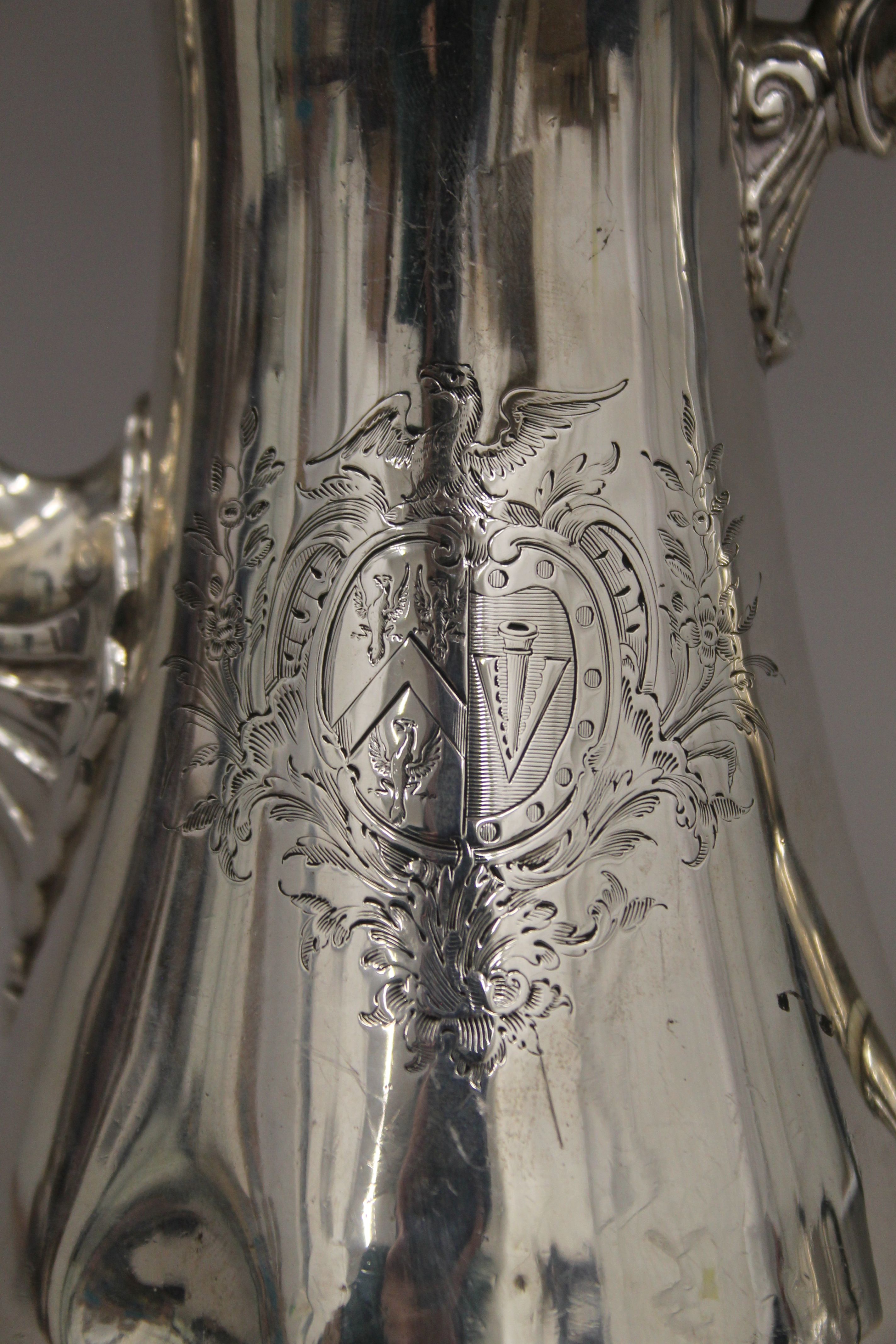 A Georgian silver coffee pot. 26.5 cm high. 784.4 grammes total weight. - Image 3 of 6