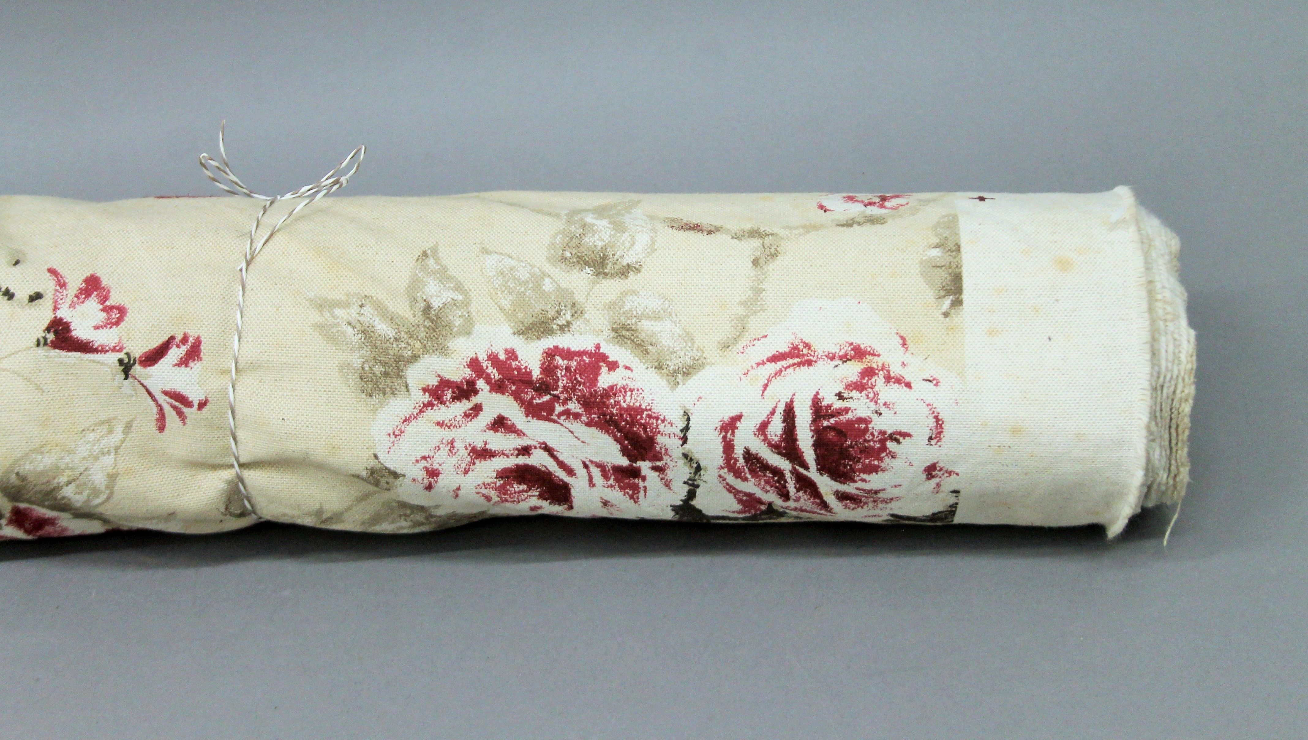 A roll of floral fabric. - Image 2 of 3