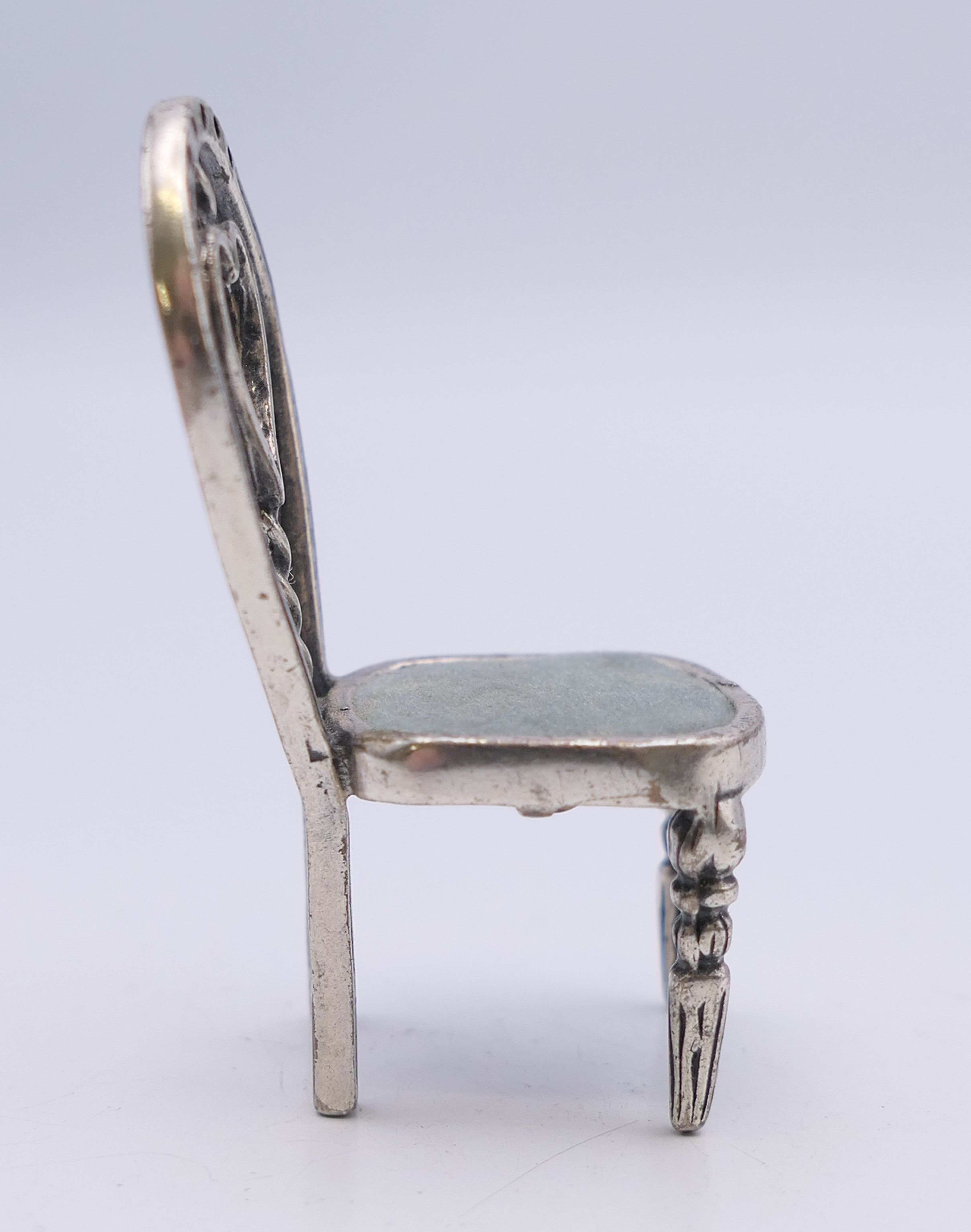 A miniature silver chair. 4.5 cm high. - Image 2 of 5