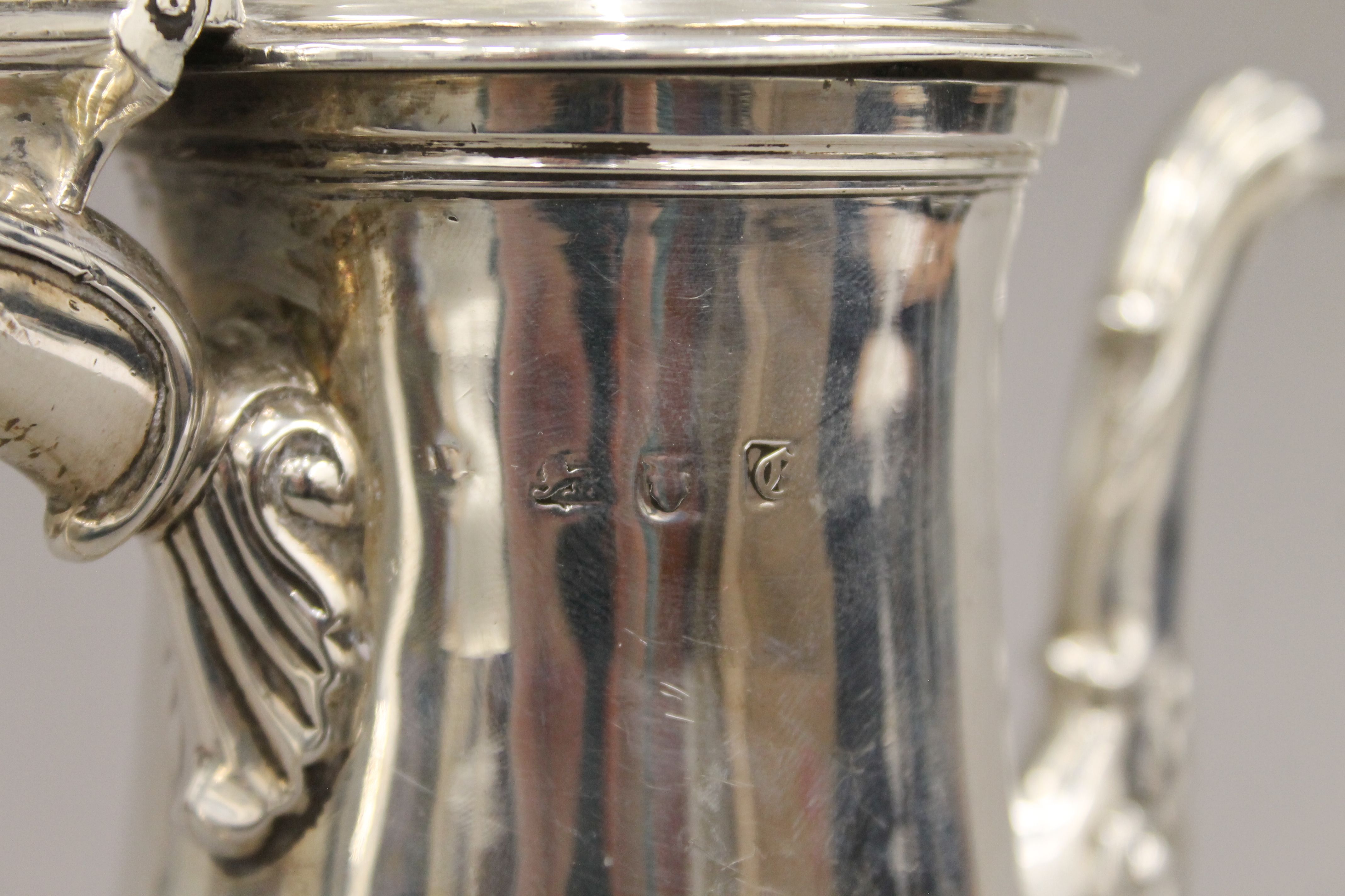 A Georgian silver coffee pot. 26.5 cm high. 784.4 grammes total weight. - Image 6 of 6