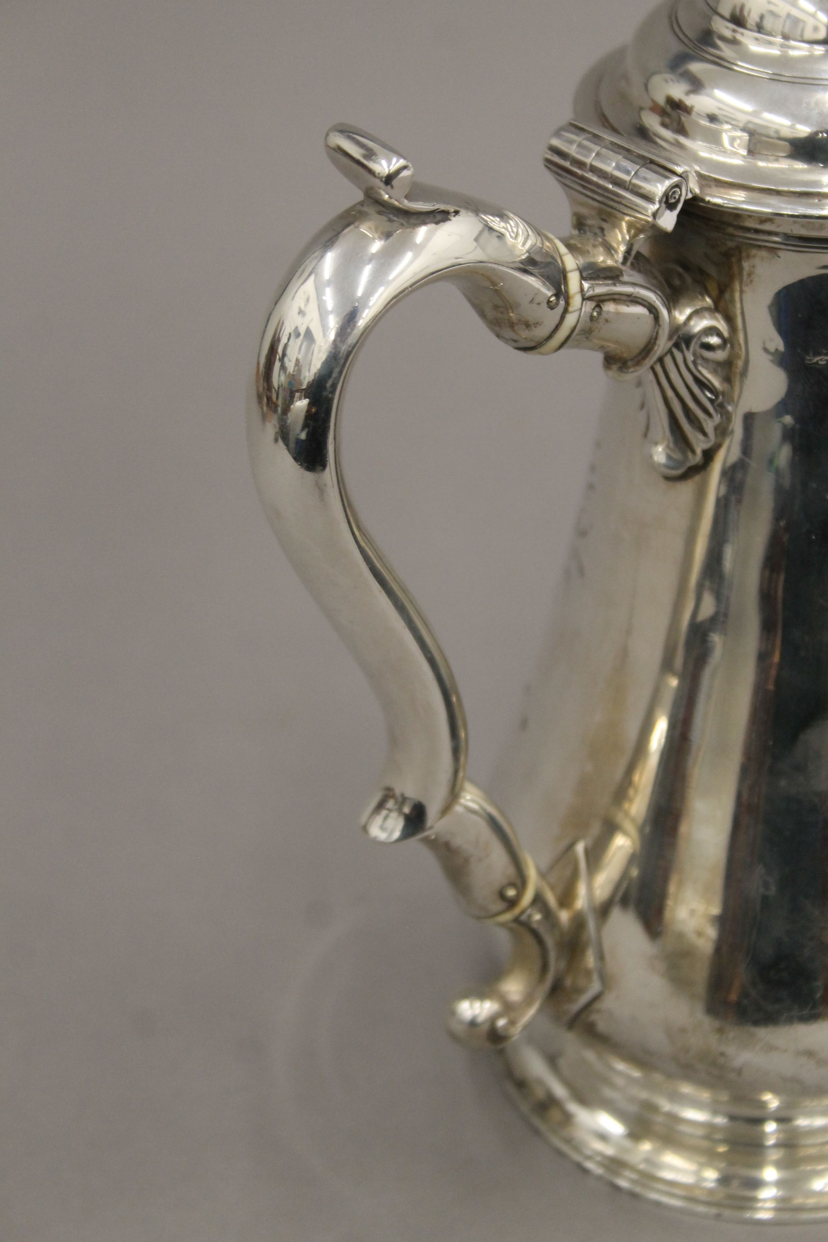 A Georgian silver coffee pot. 26.5 cm high. 784.4 grammes total weight. - Image 5 of 6