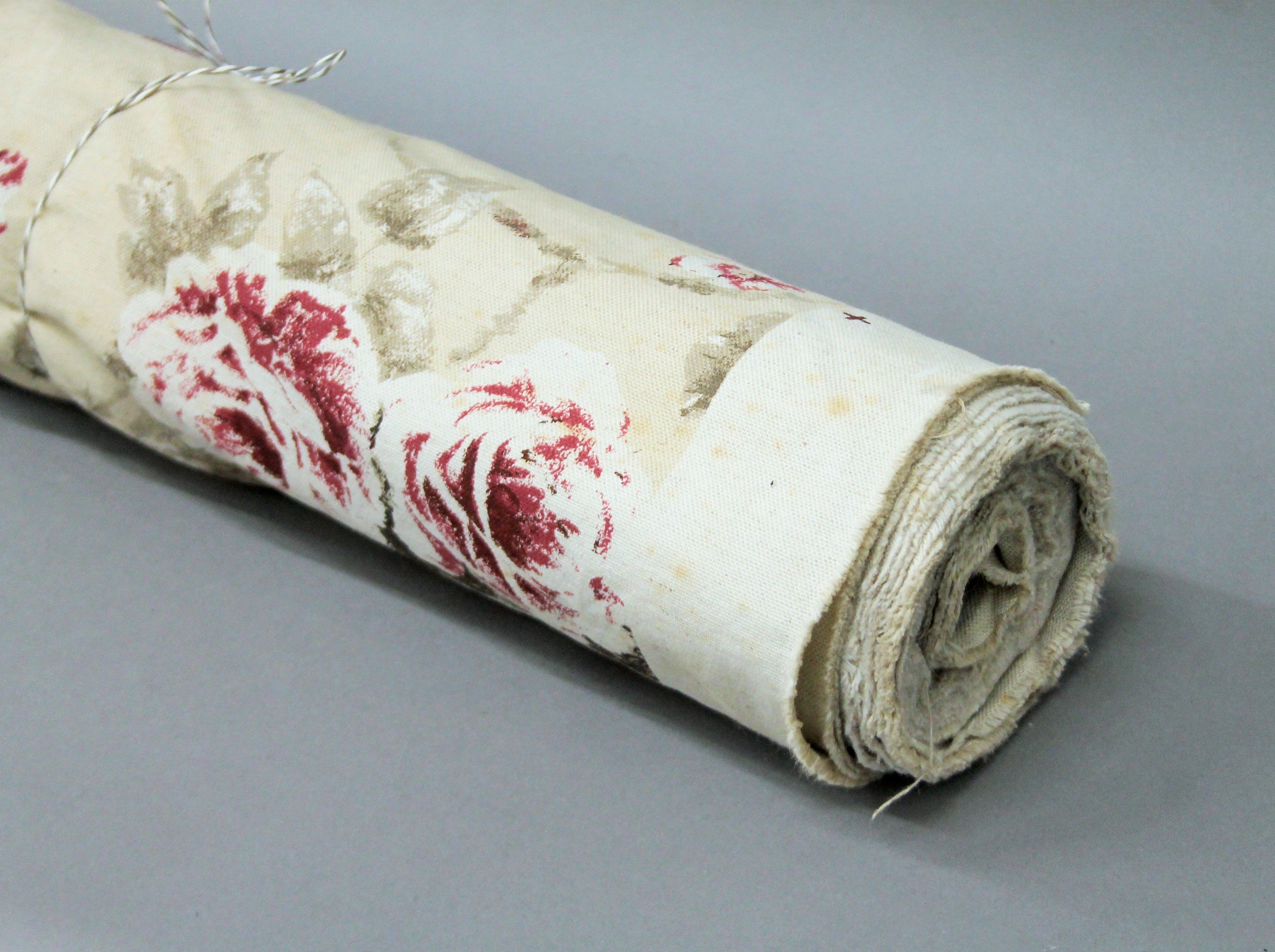A roll of floral fabric. - Image 3 of 3