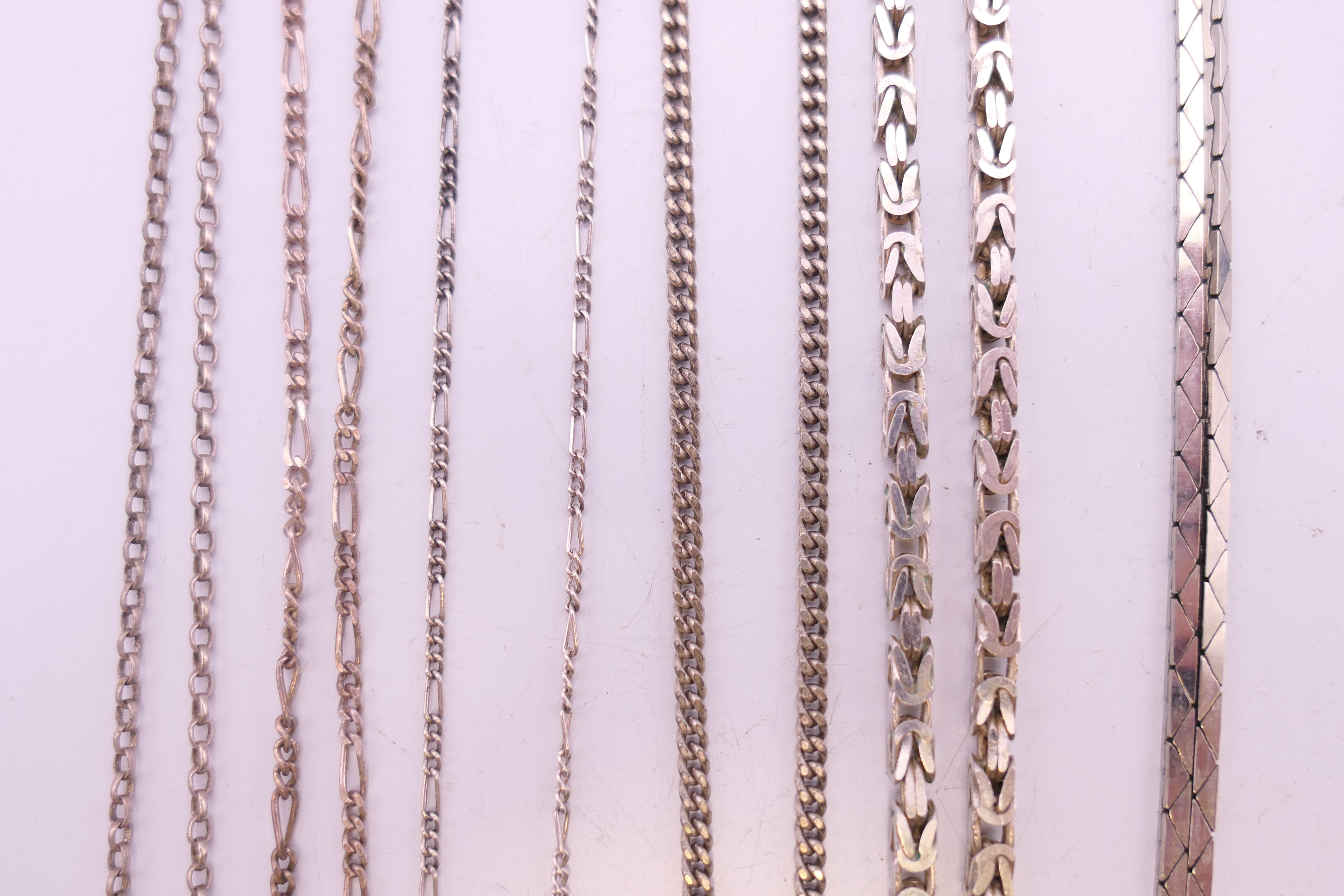 A quantity of silver necklaces. 33 grammes. - Image 2 of 3