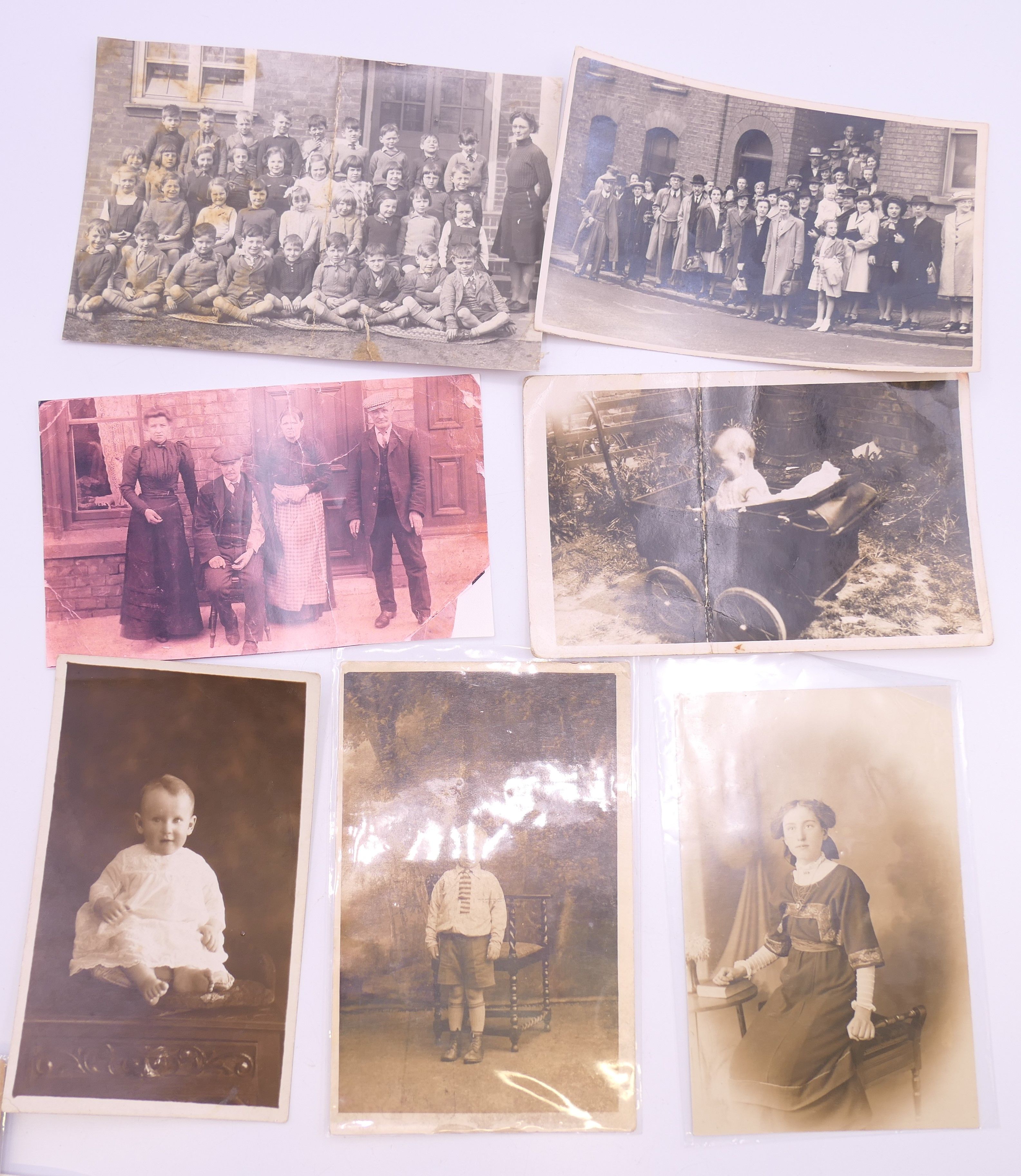 A quantity of vintage postcards, including WWI examples. - Image 8 of 10