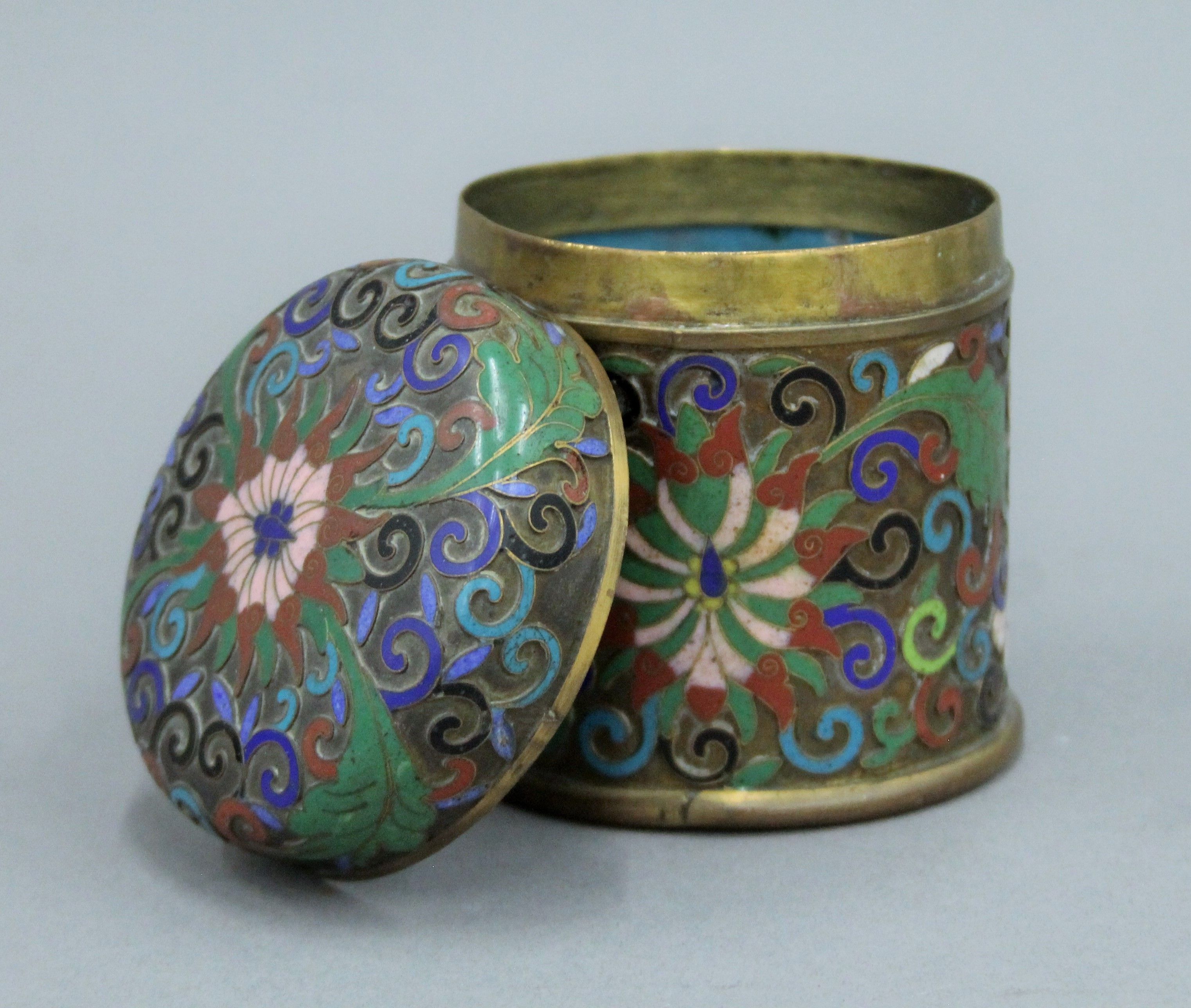 A late 19th/early 20th century cloisonne lidded box. 9.5 cm high. - Image 3 of 5