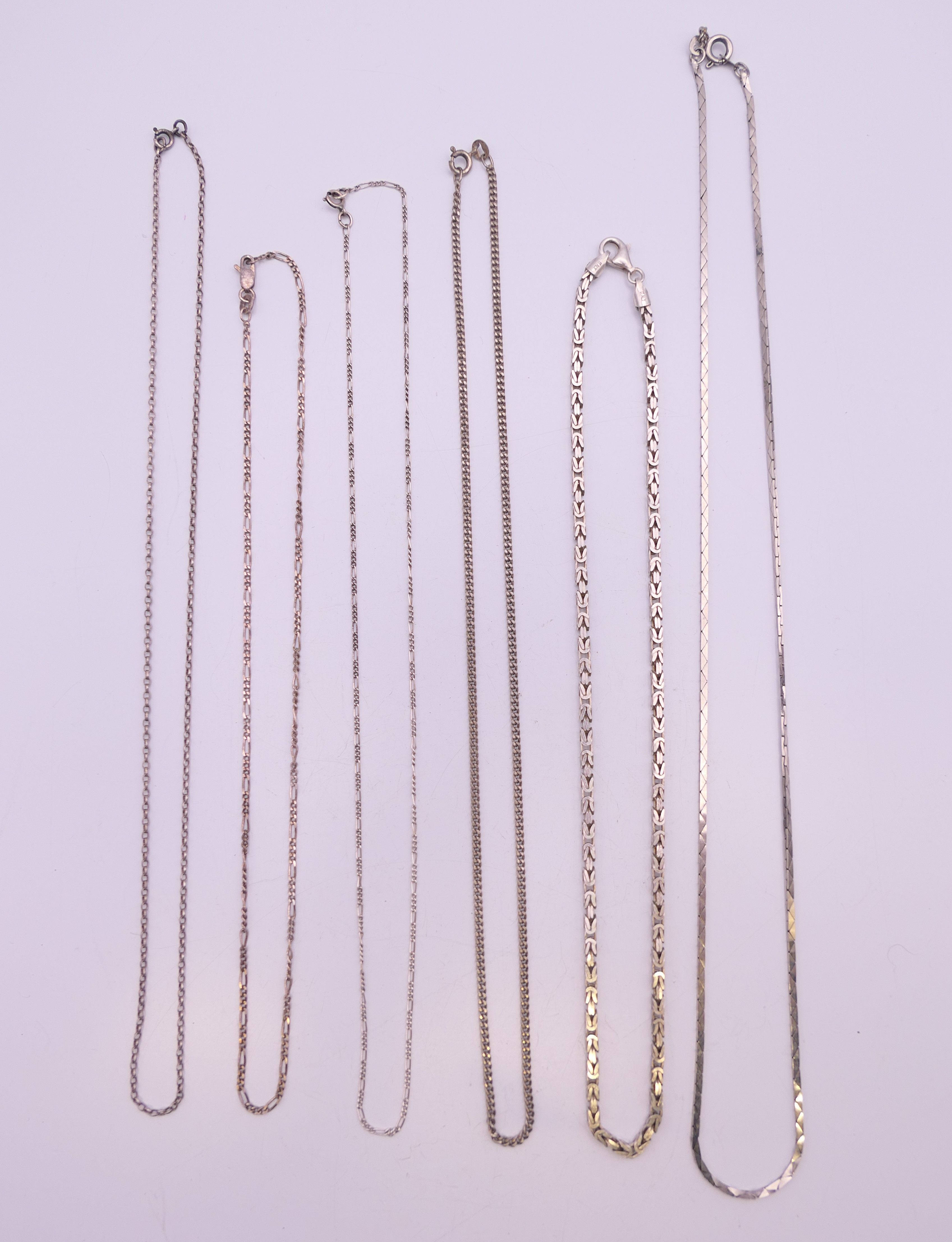 A quantity of silver necklaces. 33 grammes.