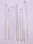 A quantity of silver necklaces. 33 grammes.
