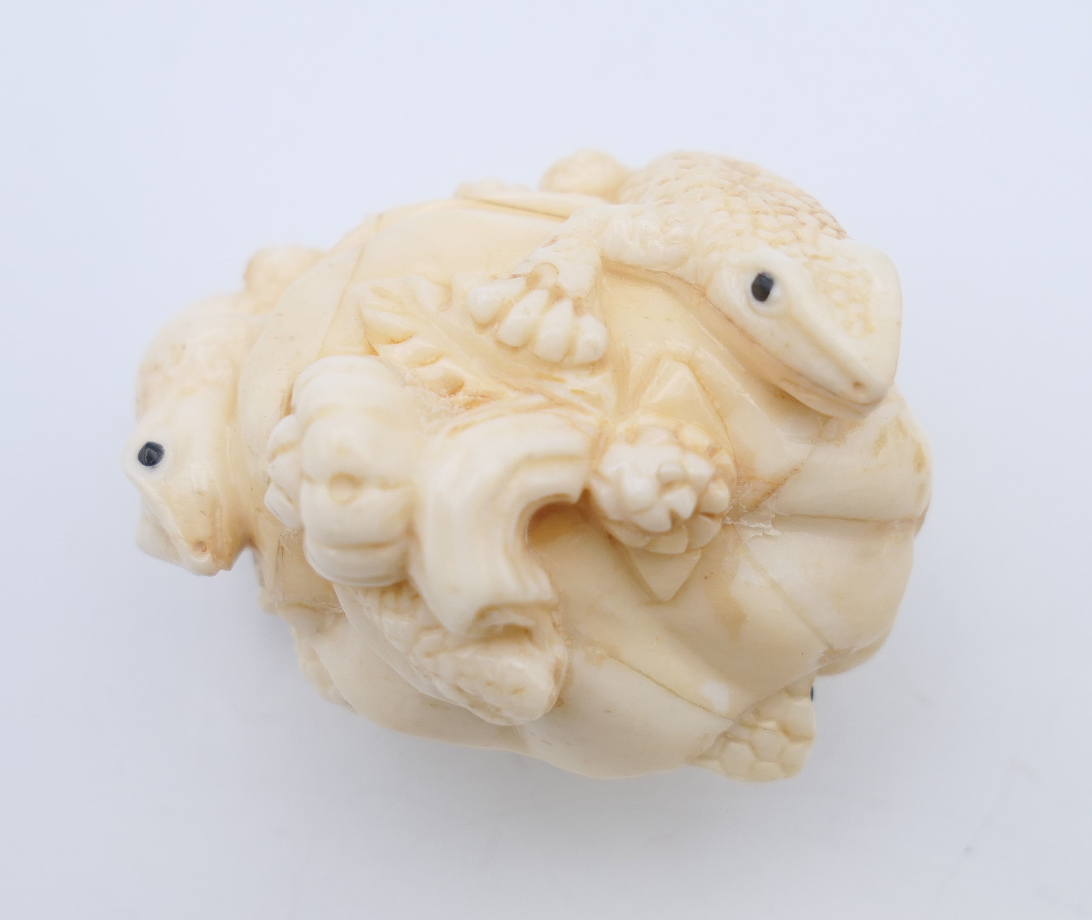 A bone carving of frogs. 5 cm long. - Image 4 of 5