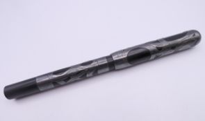 A silver overlay pen with 14 K gold nib. 13 cm long.