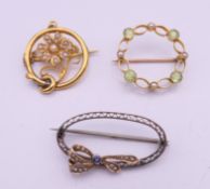 Three various gold brooches. The largest 3.5 cm wide. 8.8 grammes total weight.