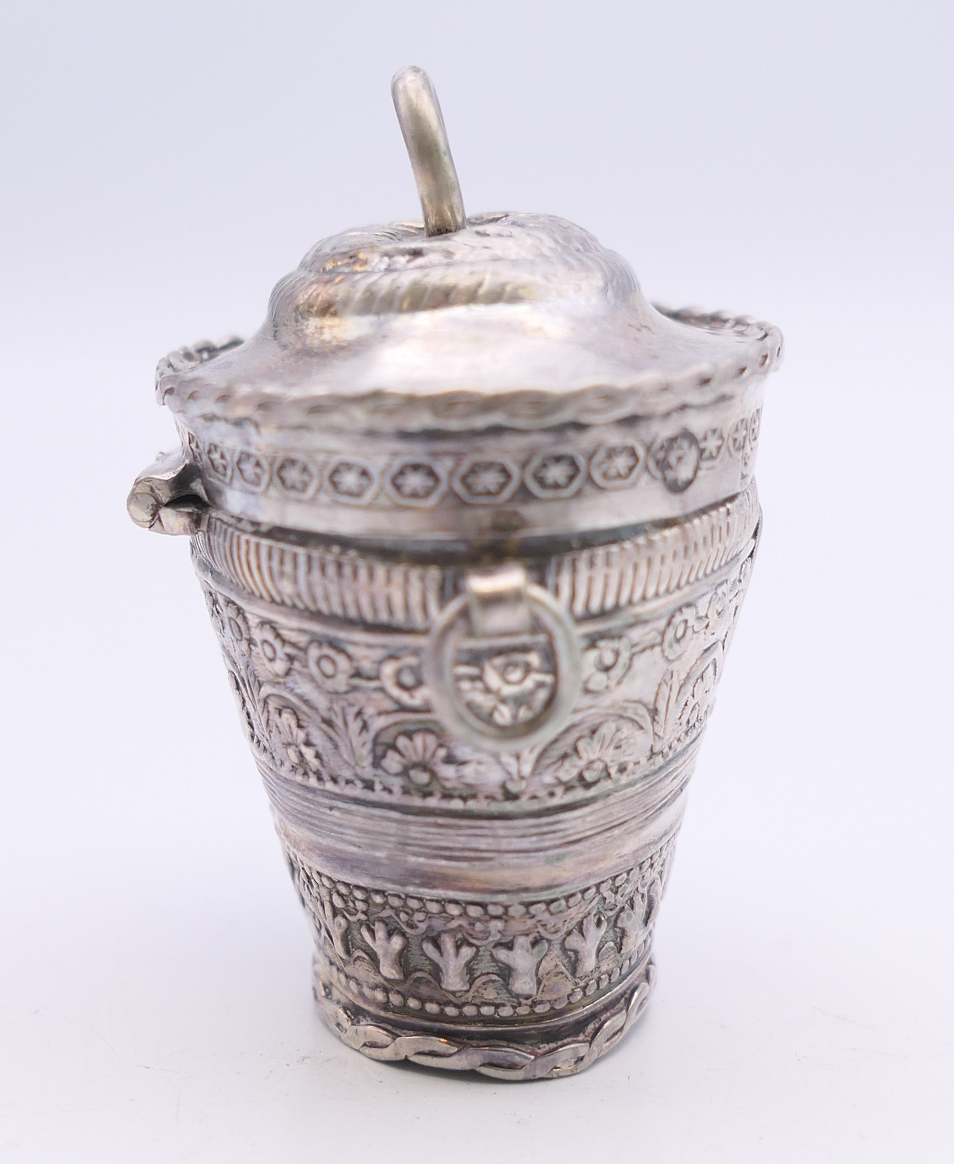 A Dutch silver box. 5 cm high. - Image 4 of 6