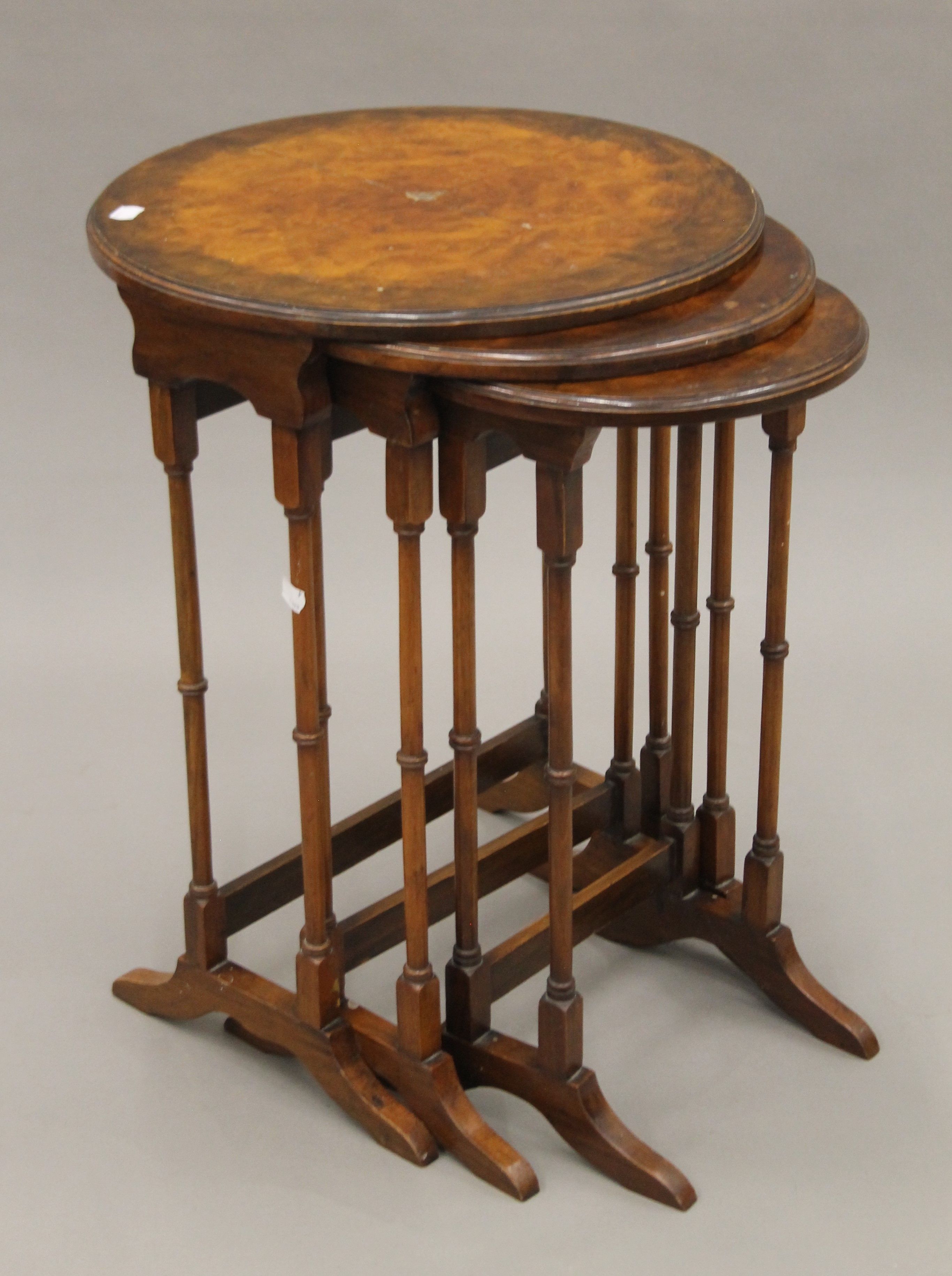An early 20th century walnut nest of three tables. The largest 45 cm diameter. - Image 3 of 5