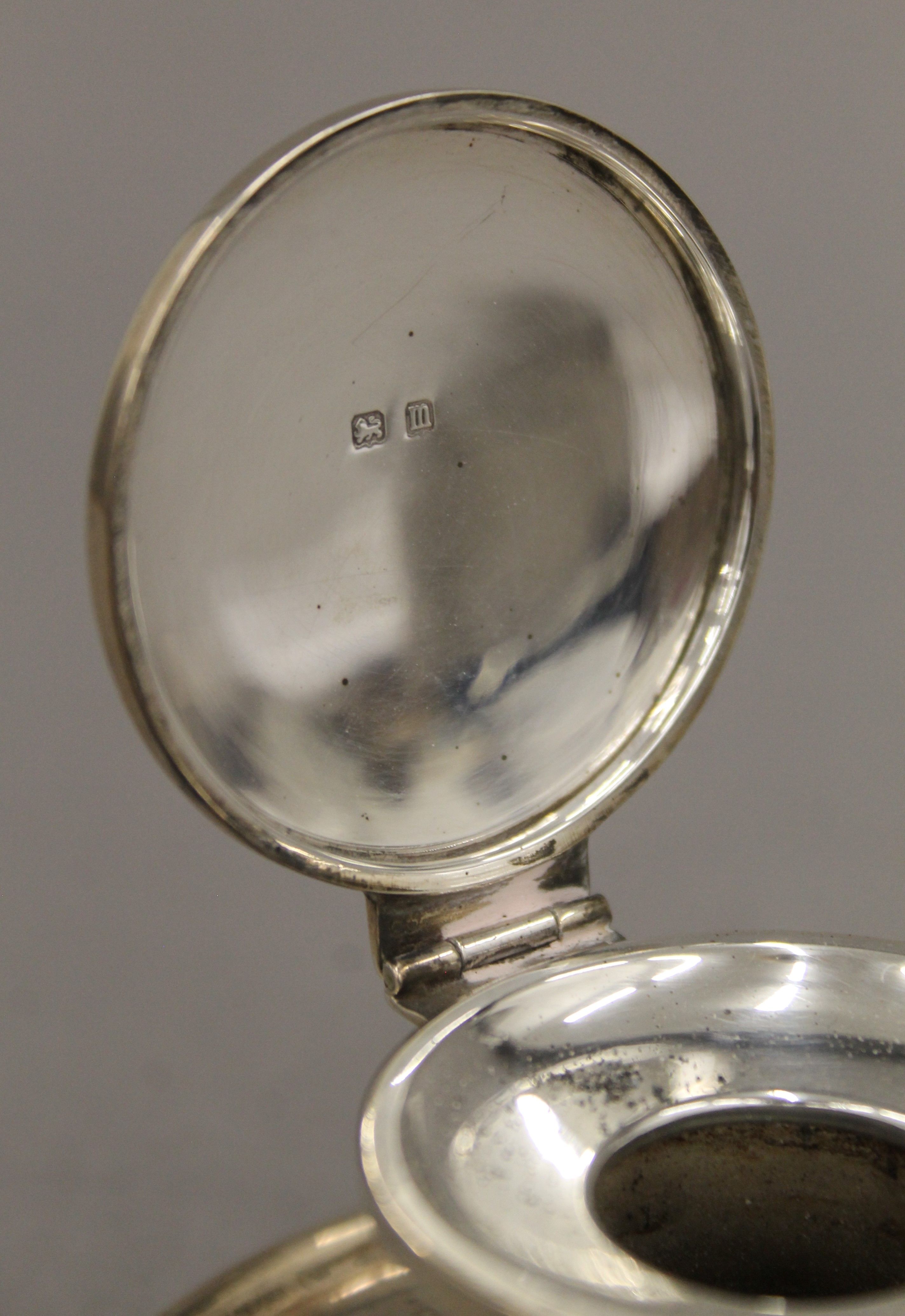 A silver capston inkwell. 9 cm diameter. - Image 4 of 5