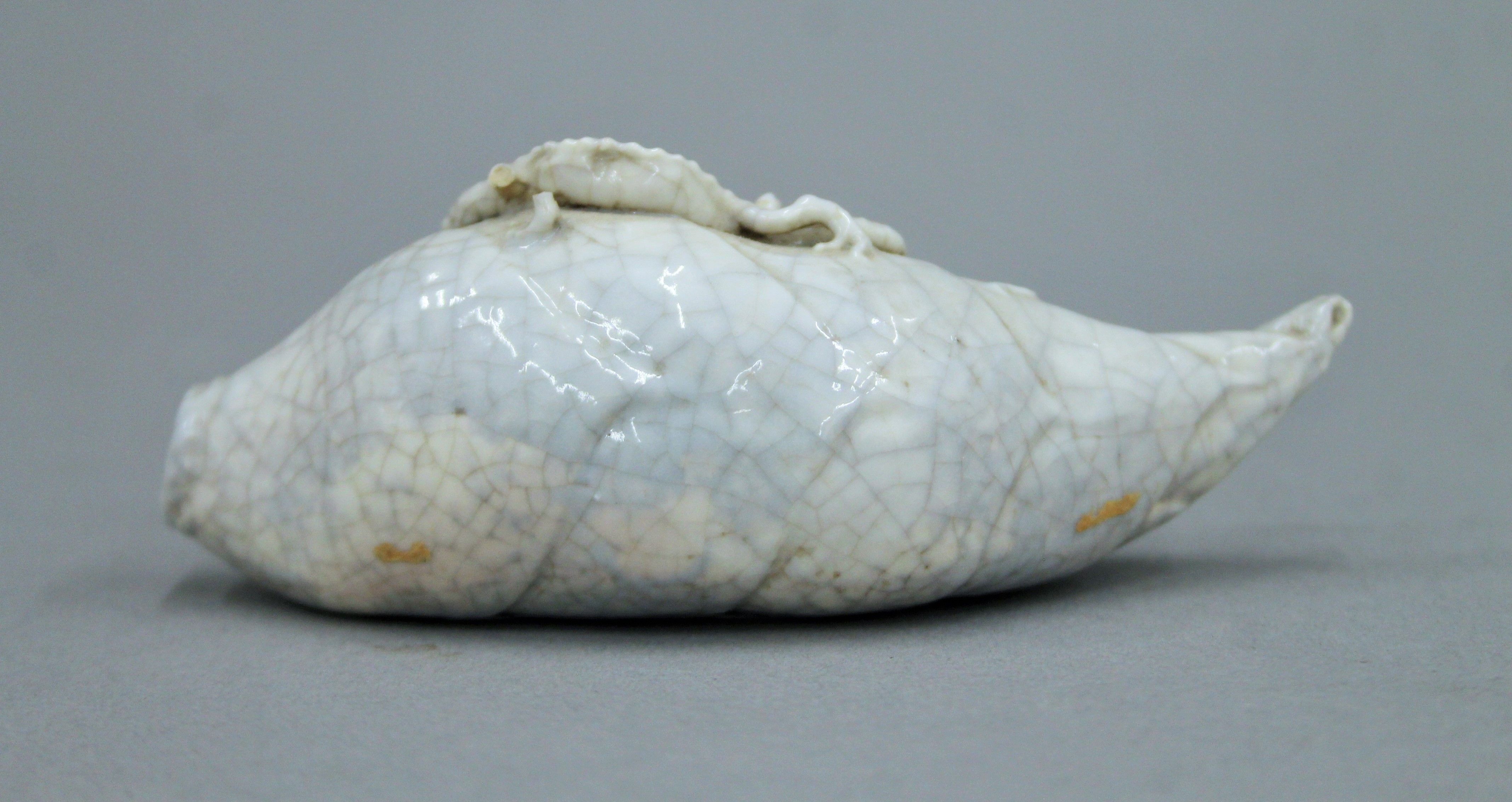 A 19th century Chinese crackle glaze porcelain brush washer. 12.5 cm long. - Image 3 of 3