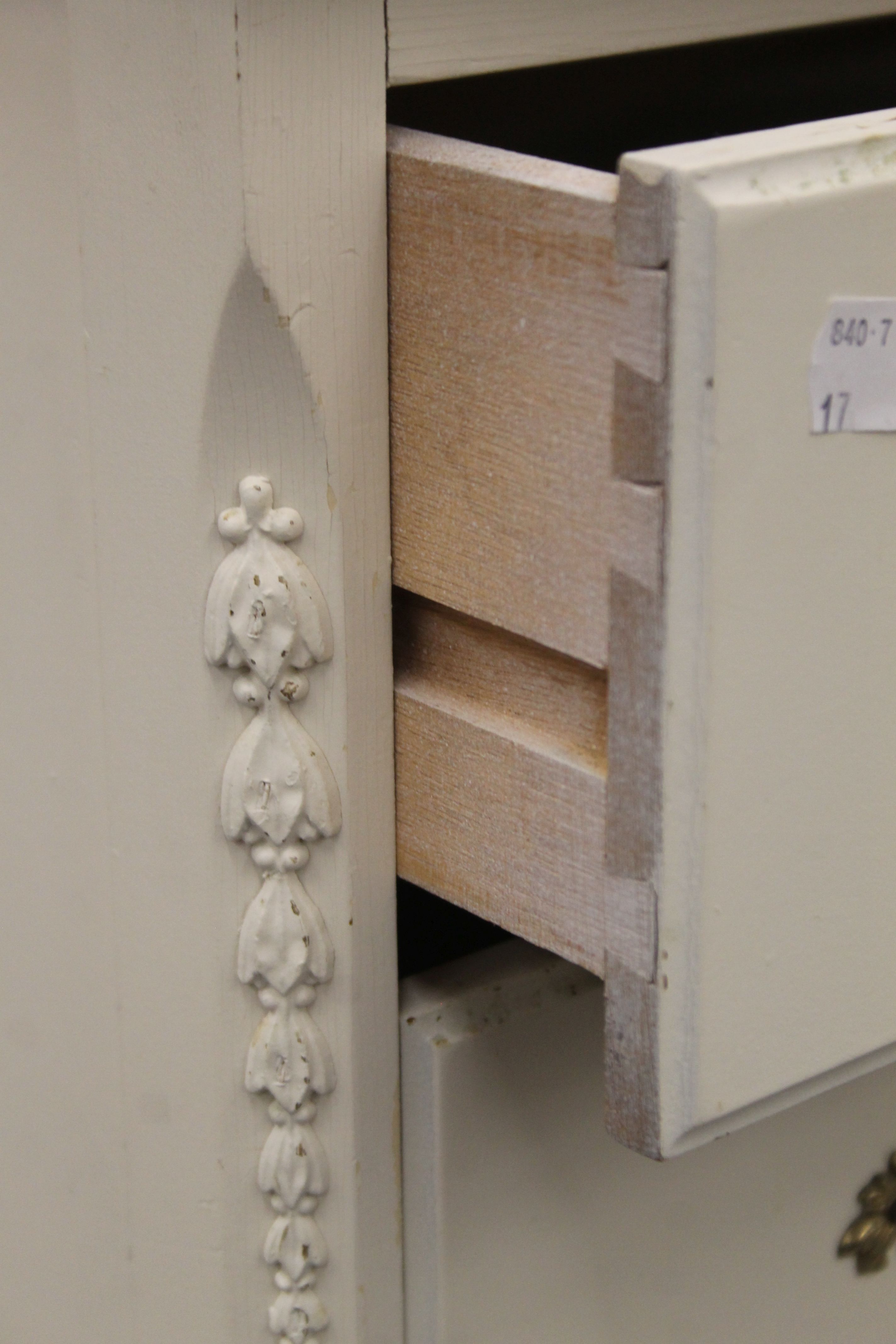 A pair of white painted chest of drawers. 82 cm wide. - Image 6 of 7