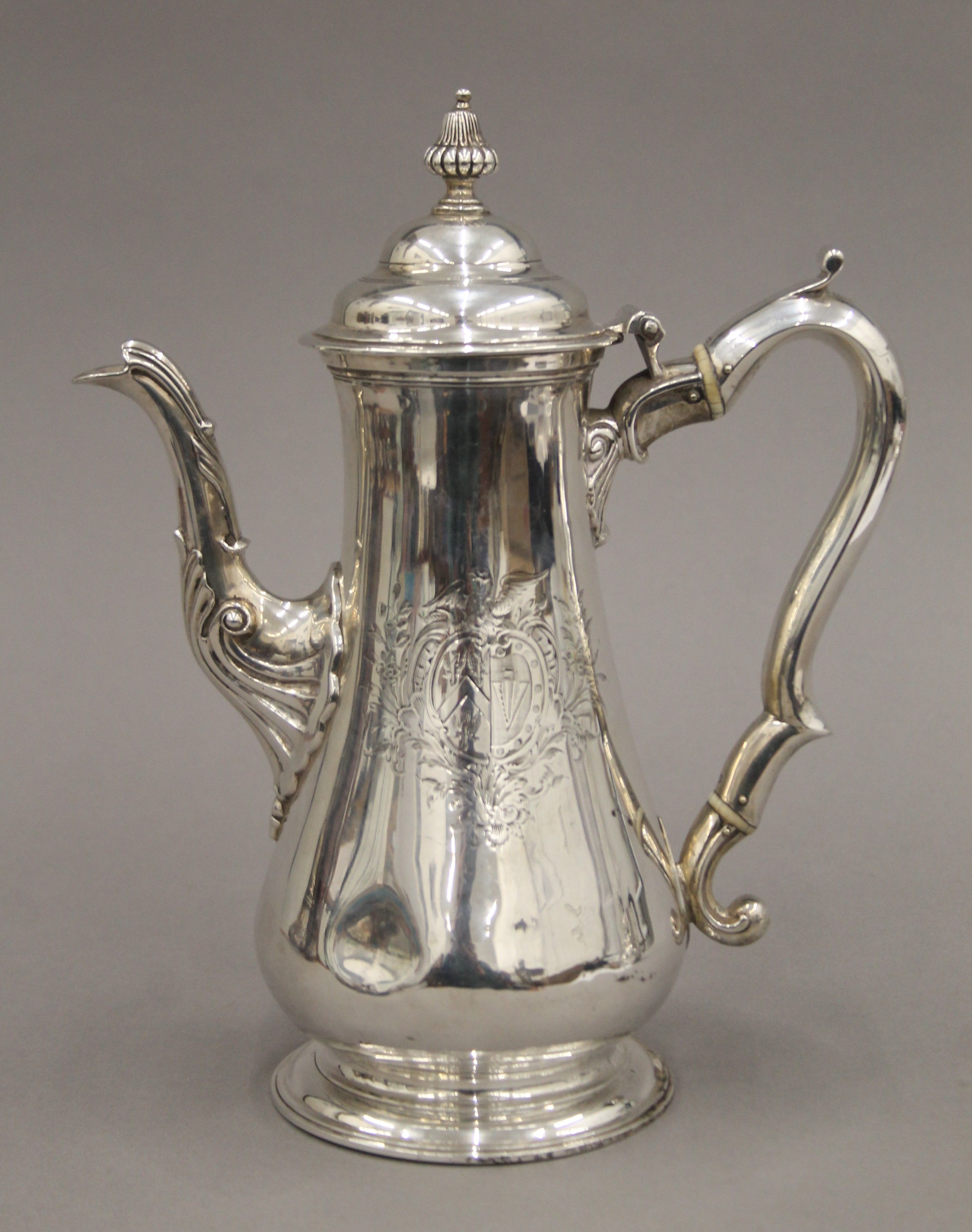 A Georgian silver coffee pot. 26.5 cm high. 784.4 grammes total weight. - Image 2 of 6