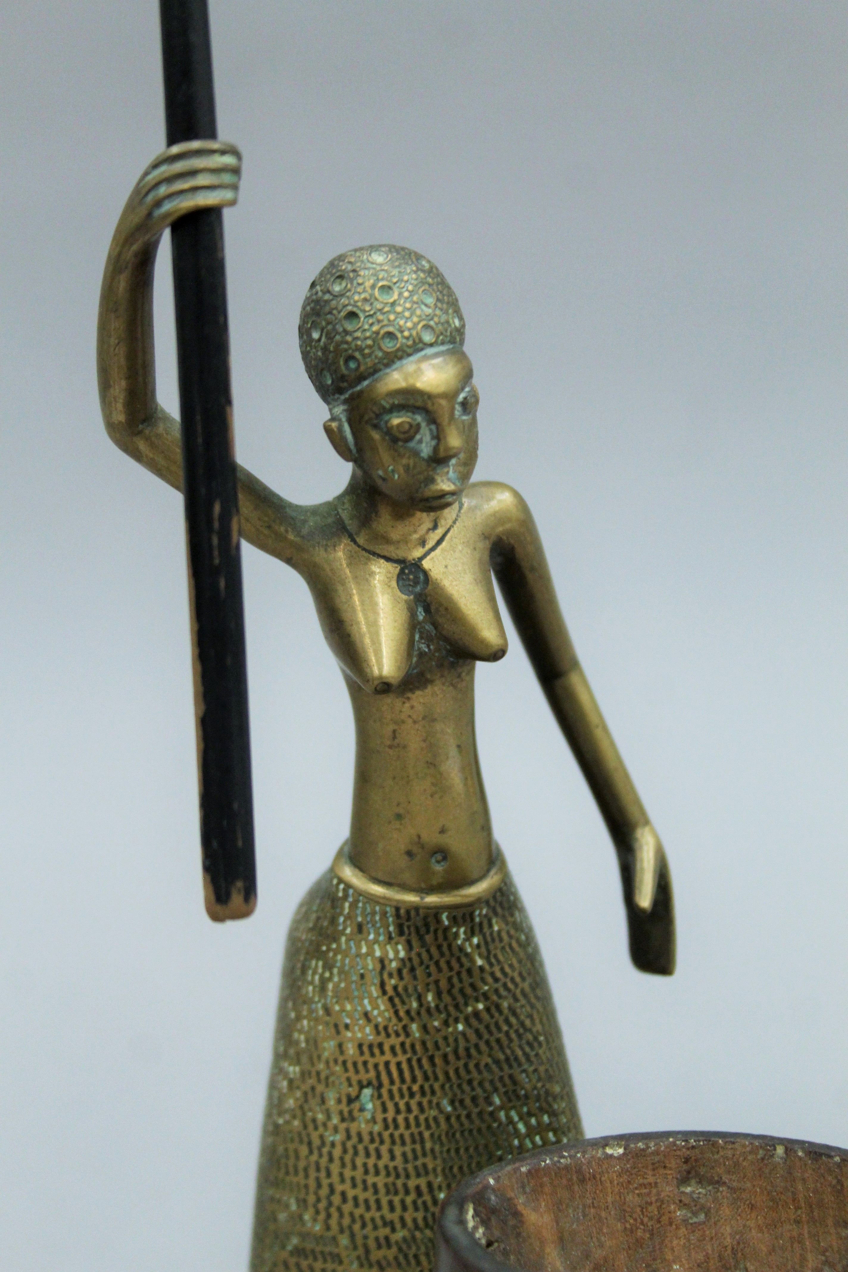 A bronze and wooden sculpture of an African woman. 21 cm high. - Image 2 of 3