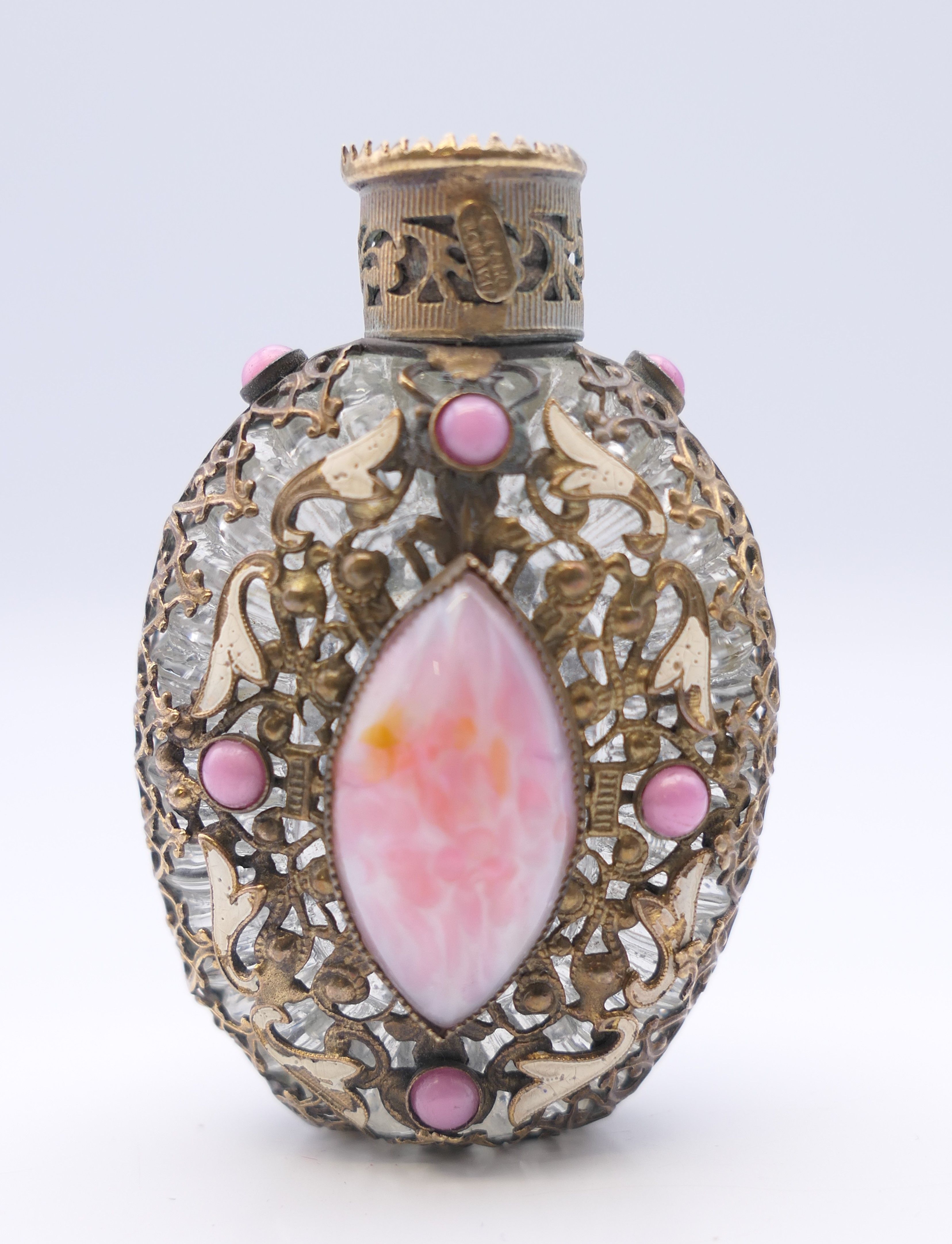 A gilt and hardstone snuff bottle (lacking stopper). 5.5 cm high.