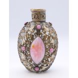 A gilt and hardstone snuff bottle (lacking stopper). 5.5 cm high.