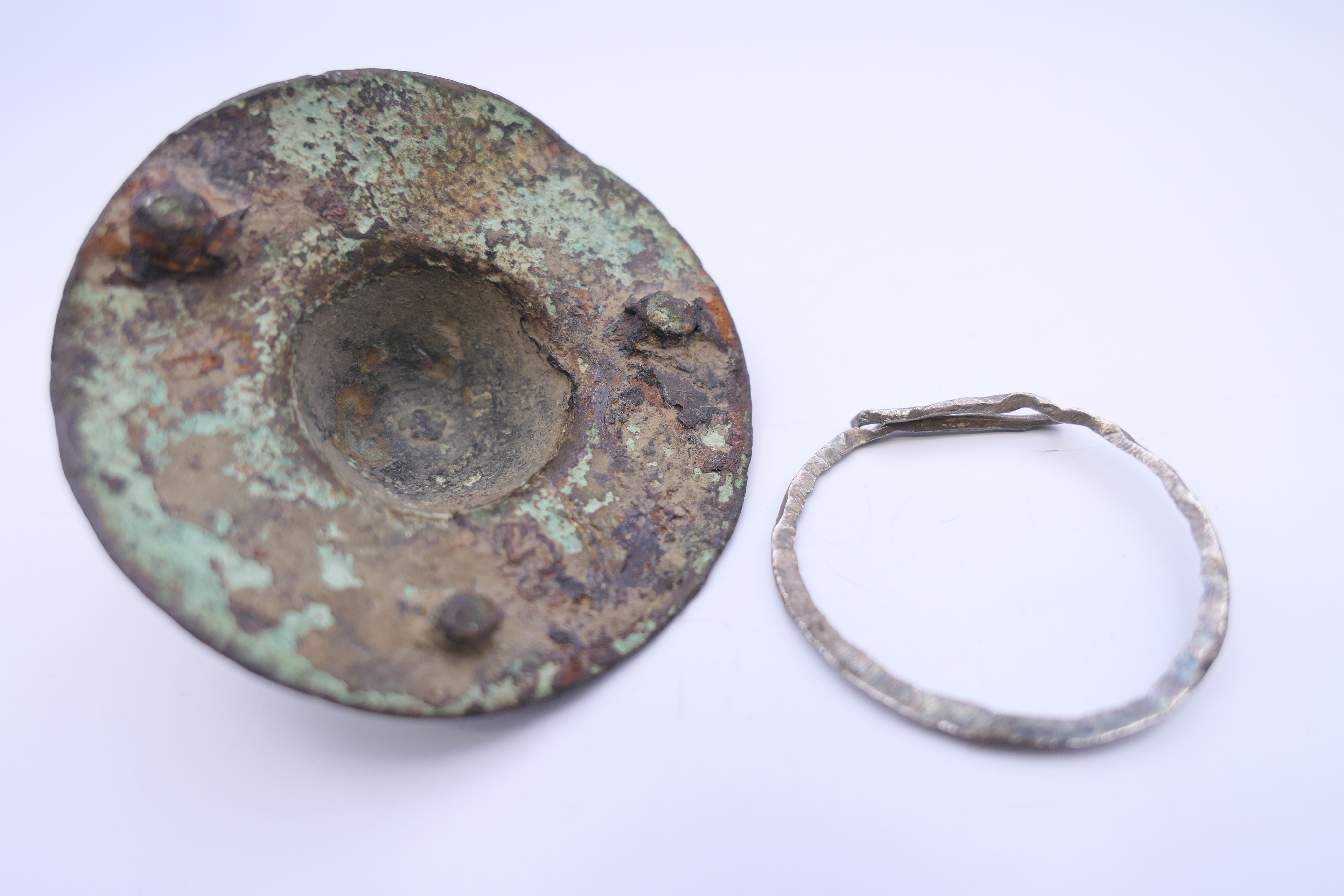 An antiquity, possibly Saxon clasp/shield boss. 5 cm diameter. - Image 3 of 6