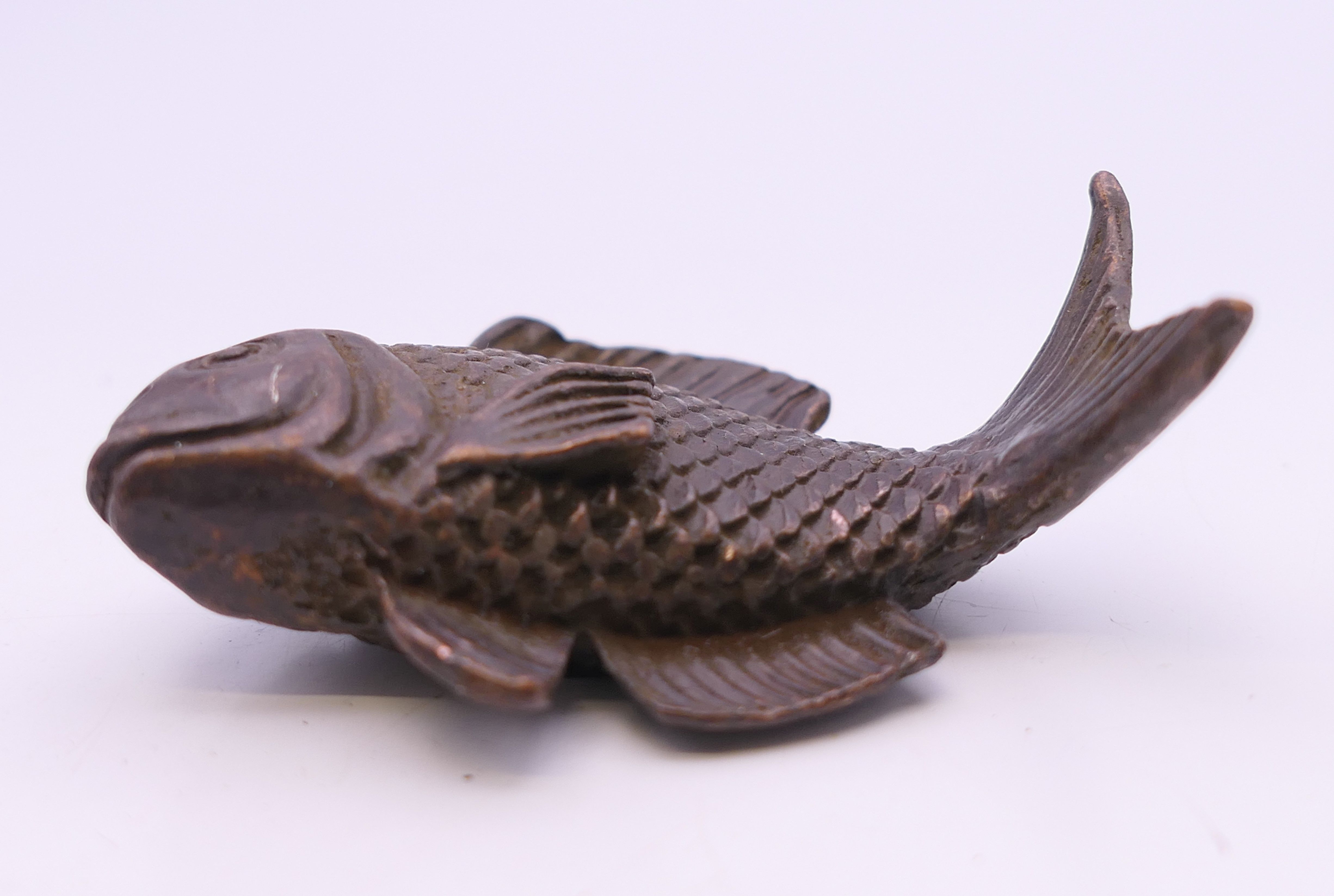 A bronze model of a fish. 5 cm long. - Image 2 of 4