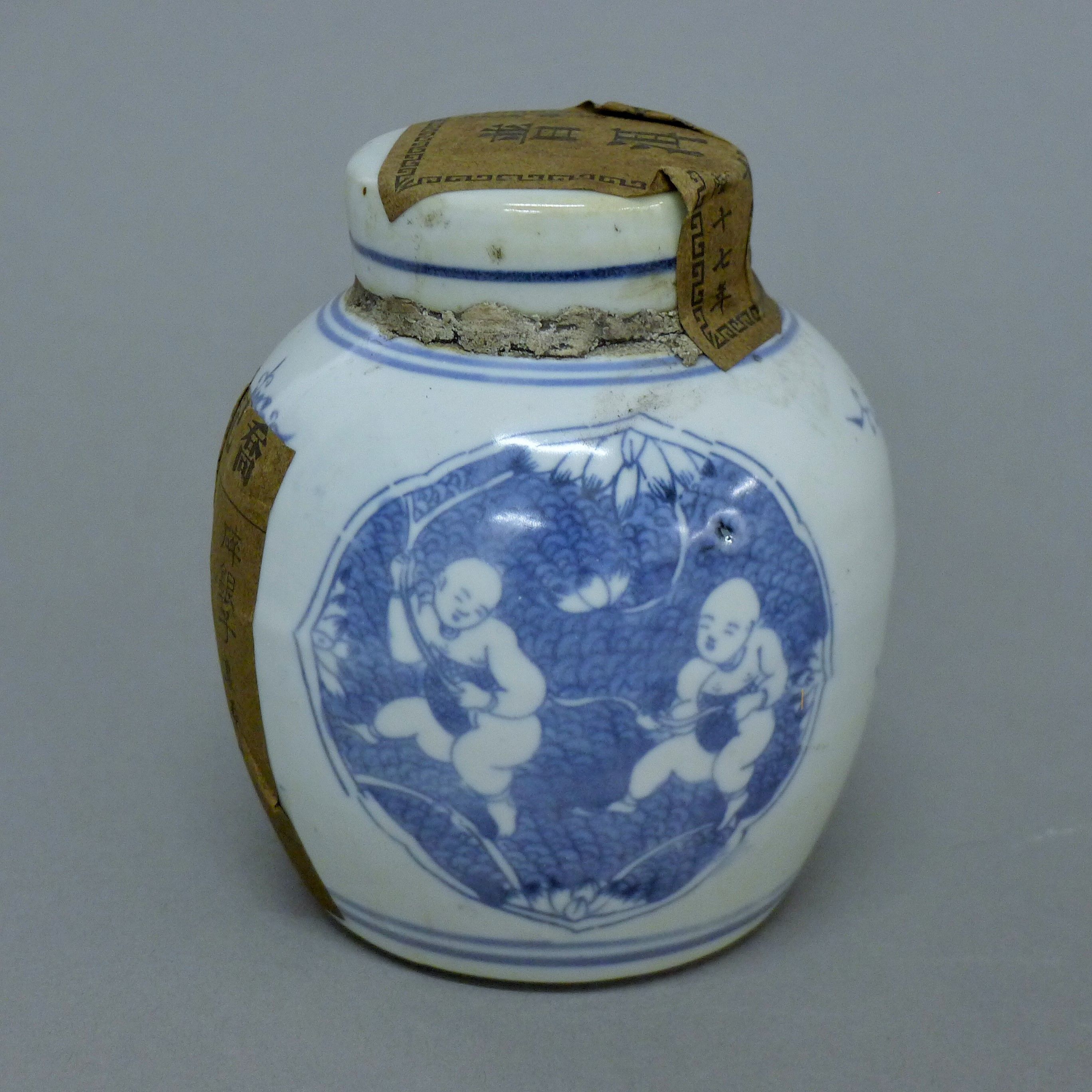 A pair of Chinese blue and white porcelain tea jars. 11.5 cm high. - Image 5 of 7