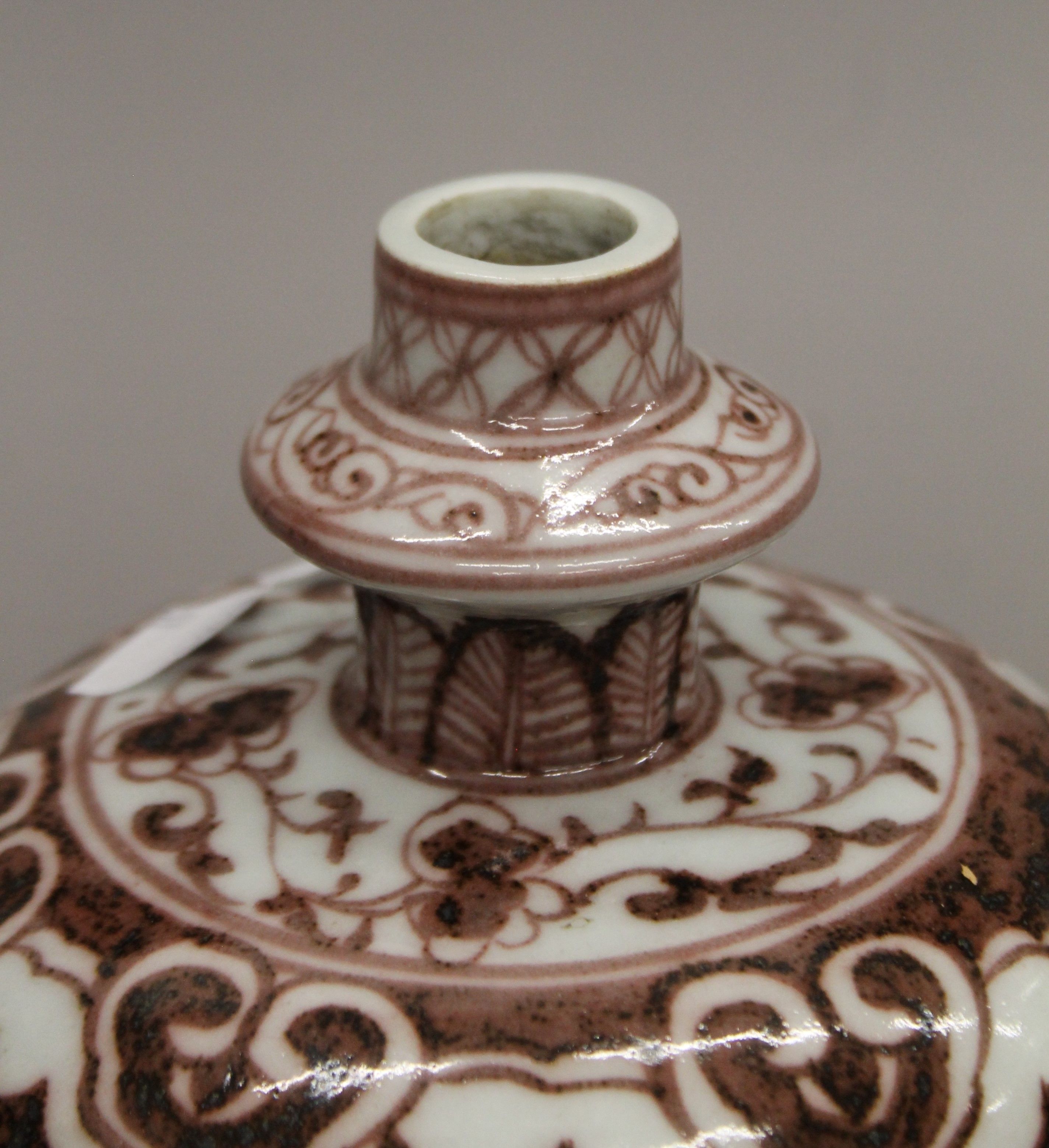 A Chinese porcelain wine ewer. 14 cm high. - Image 3 of 4