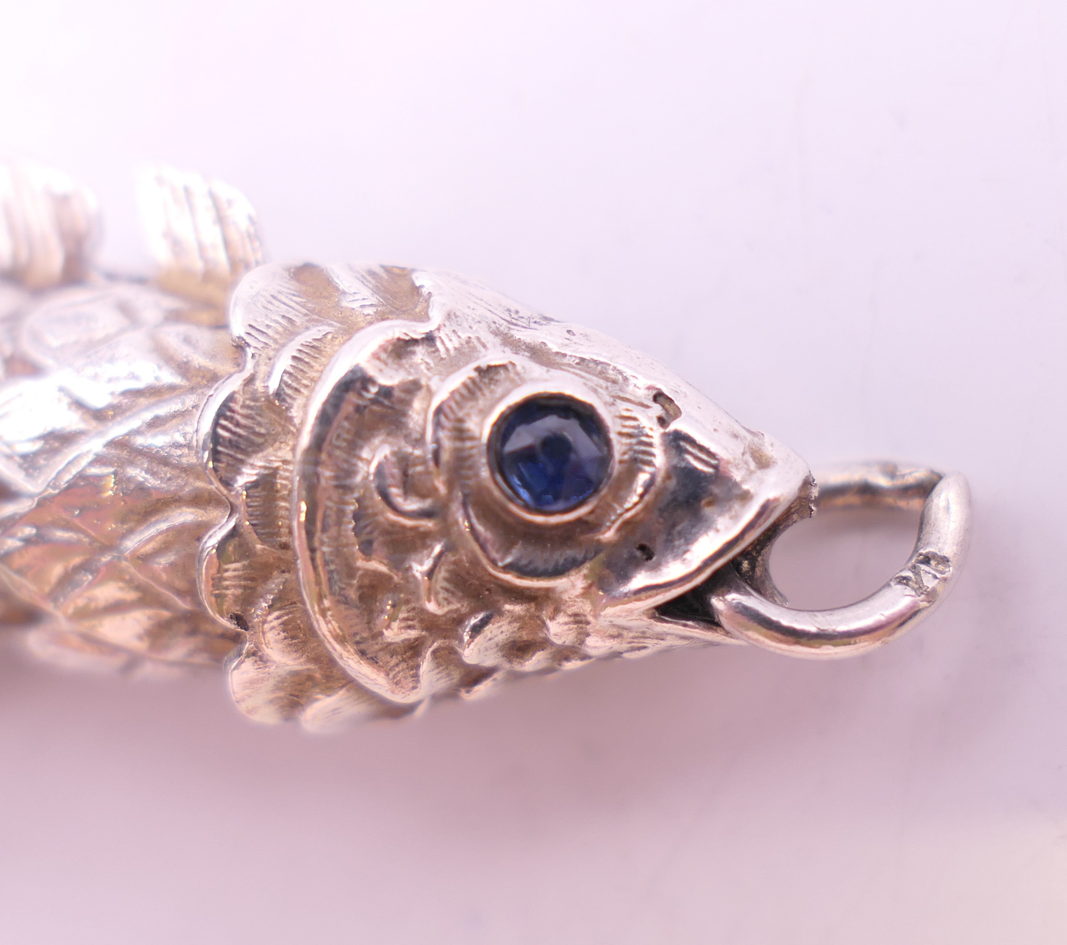 An articulated silver fish with sapphire eyes. 6 cm long. 14.8 grammes total weight. - Image 3 of 7