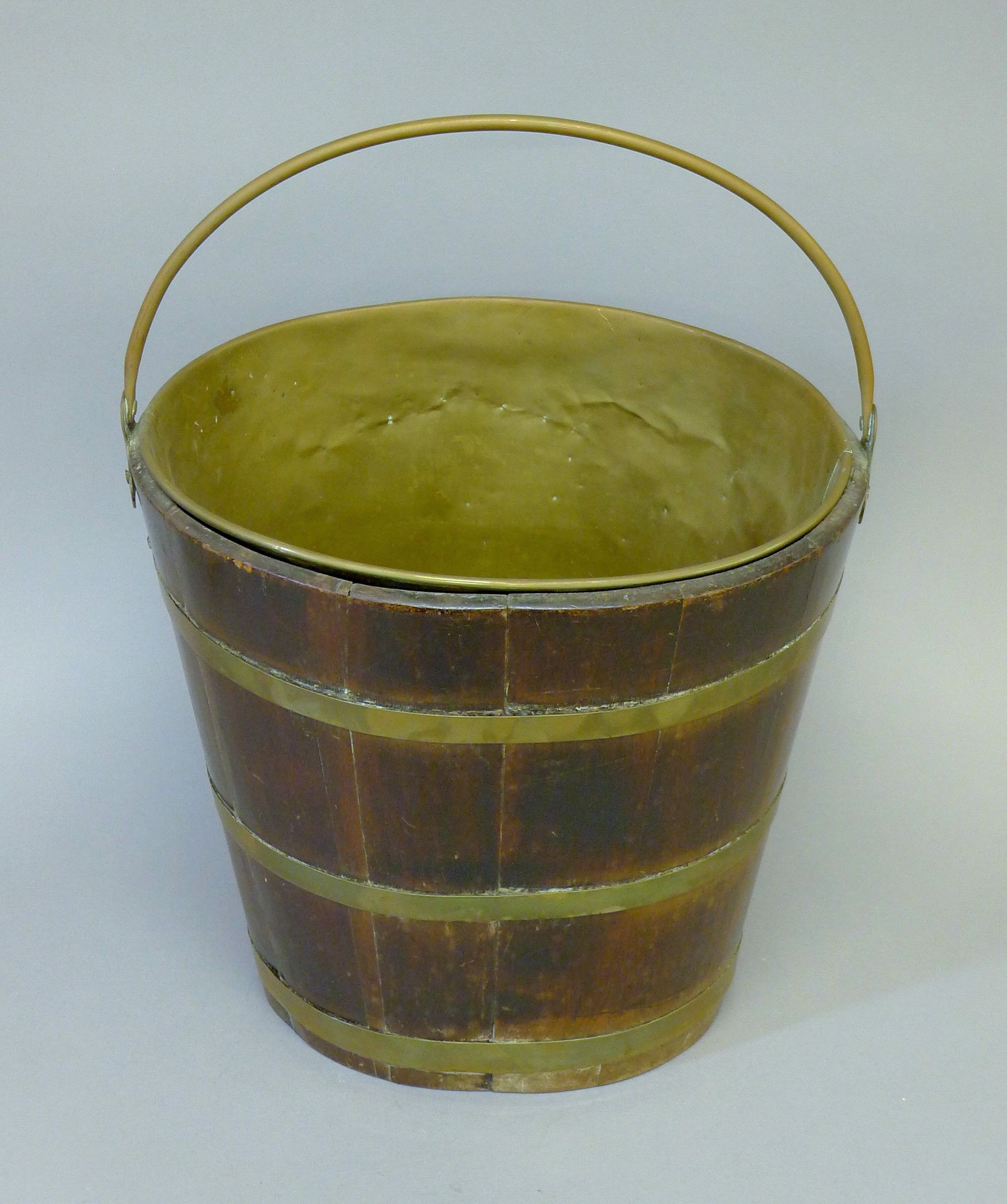 A brass bound log bucket. 34 cm wide. - Image 2 of 4