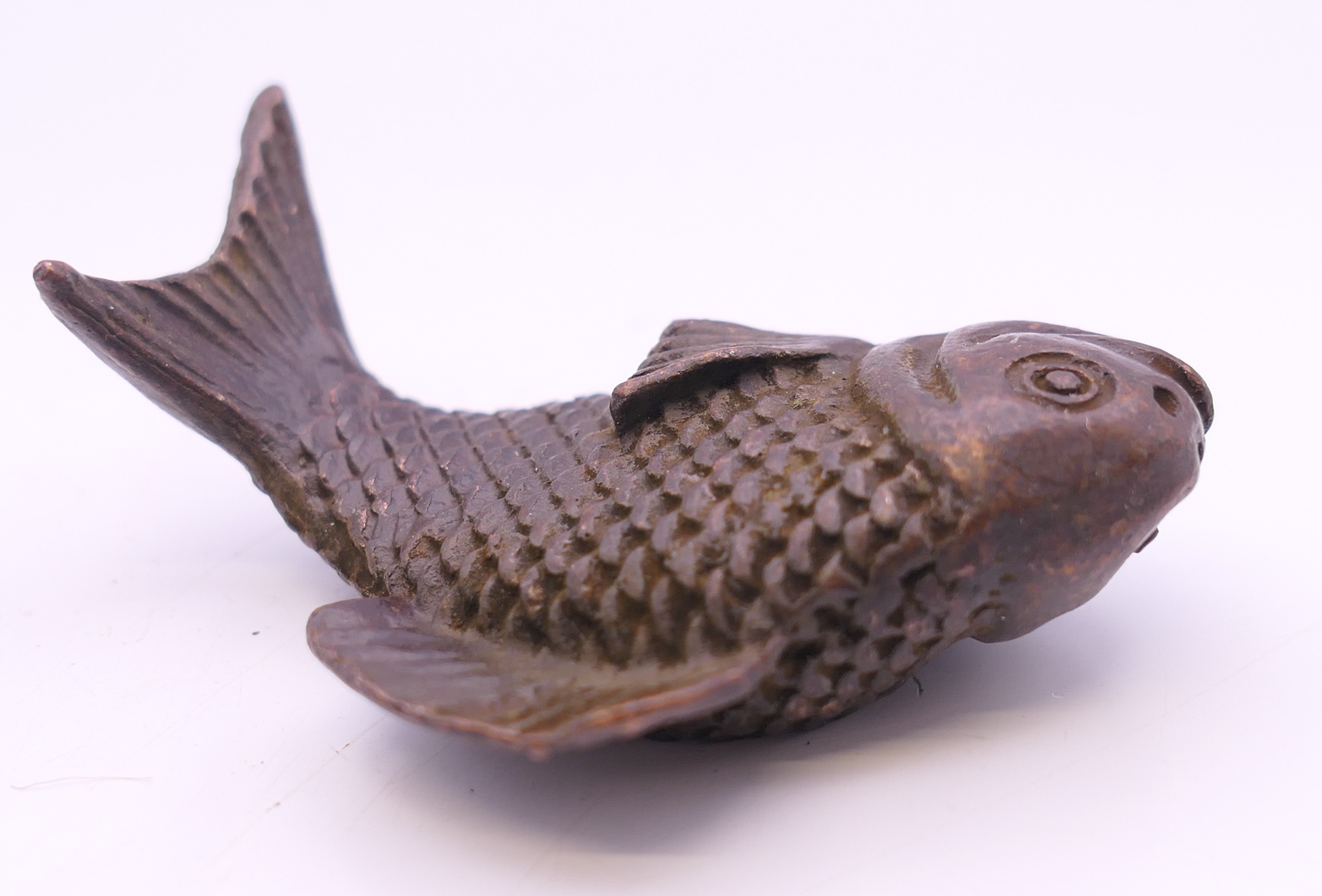 A bronze model of a fish. 5 cm long. - Image 3 of 4