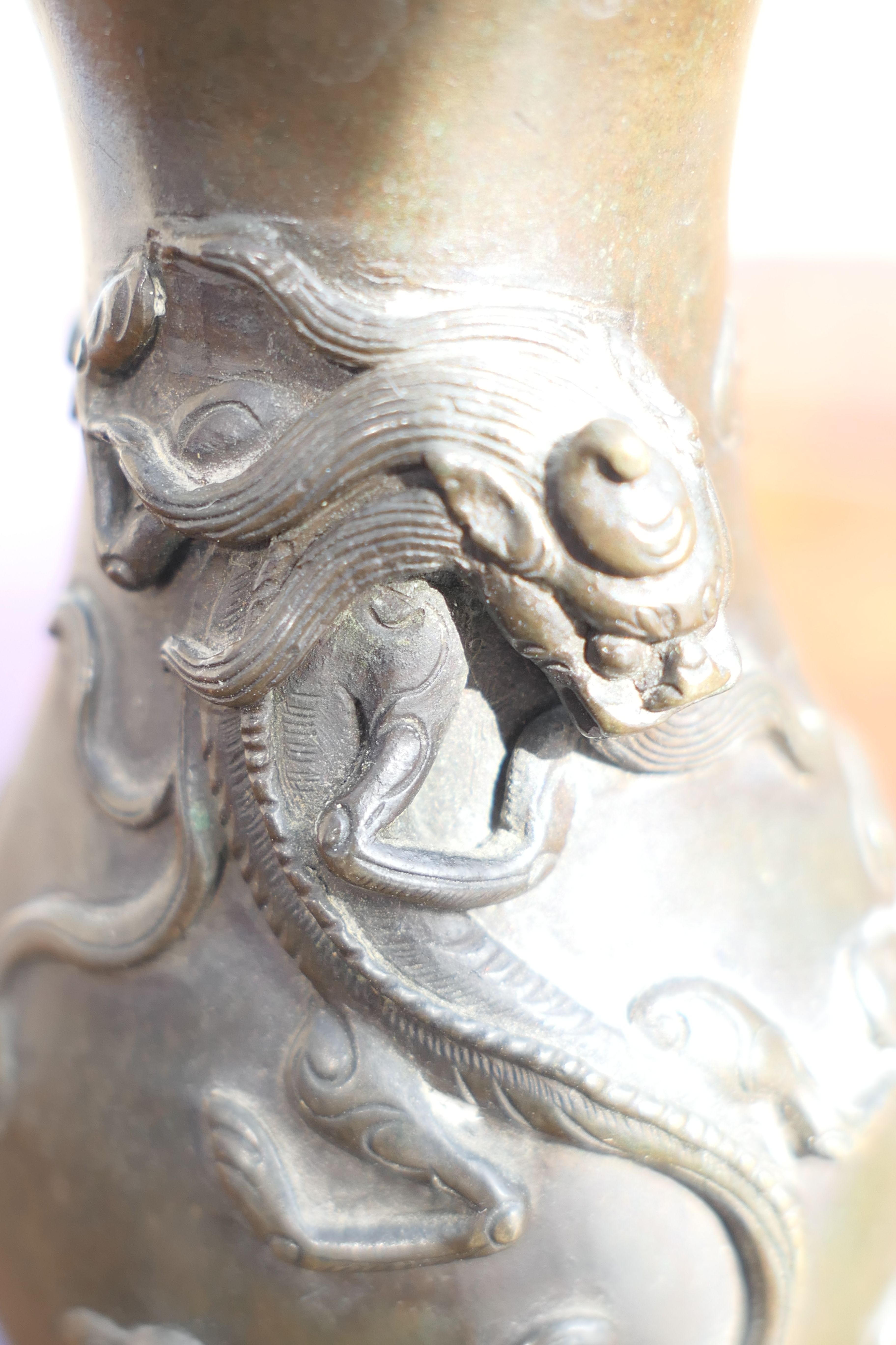 A small Chinese bronze vase decorated with dragons. 10 cm high. - Image 12 of 13