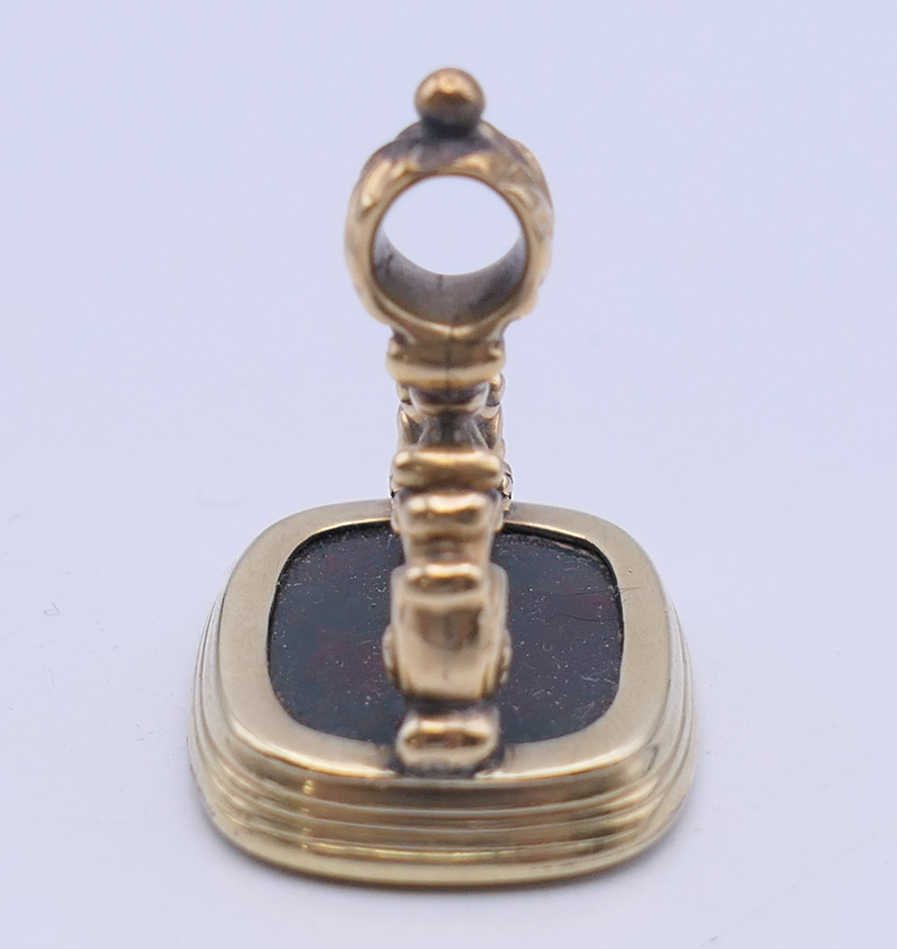 An unmarked 18 ct gold and bloodstone fob seal. 2.5 cm high. 12.2 grammes total weight. - Image 4 of 4