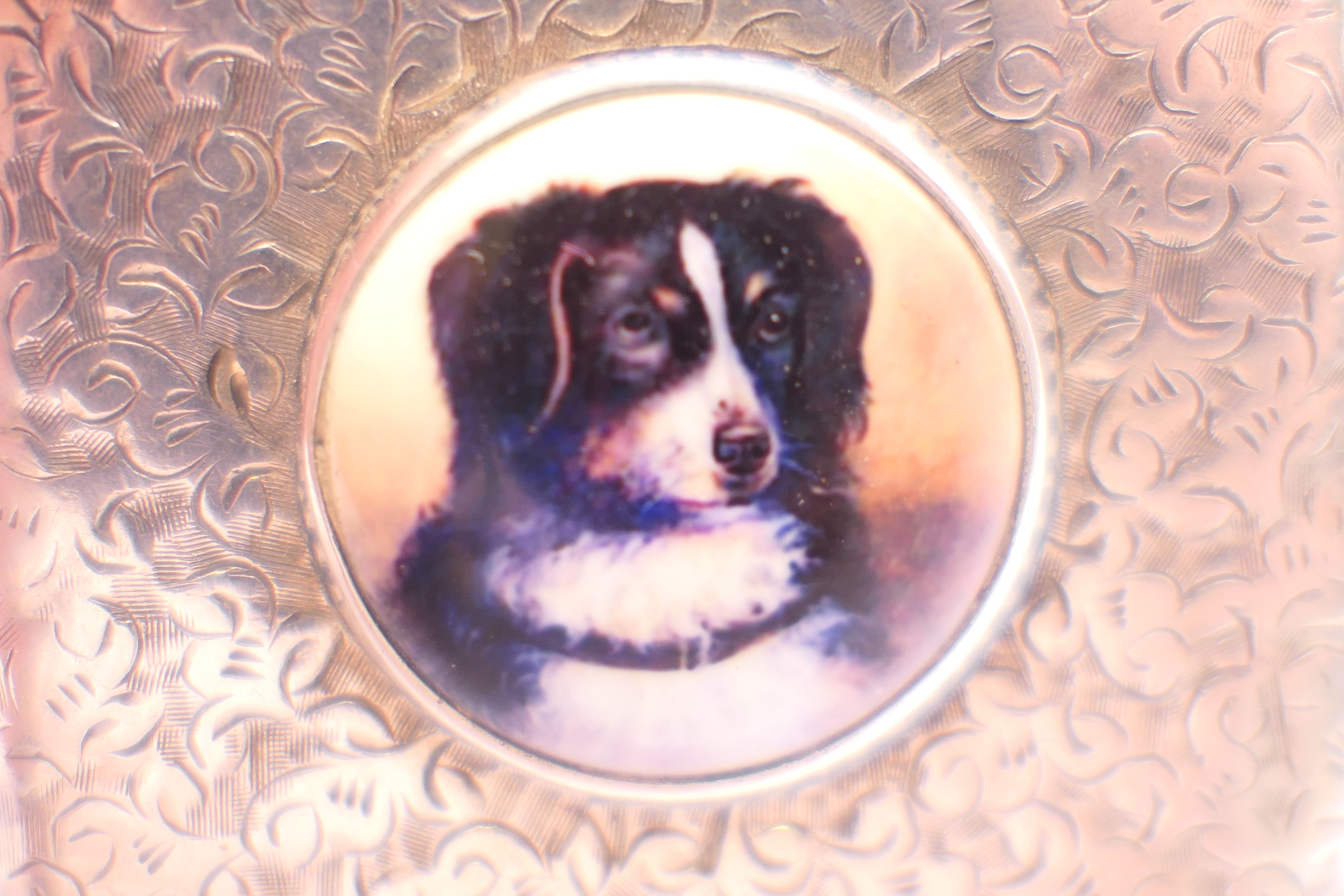 A Victorian silver vesta with leaf chased pattern and dog portrait roundel, Birmingham 1894. - Image 4 of 6