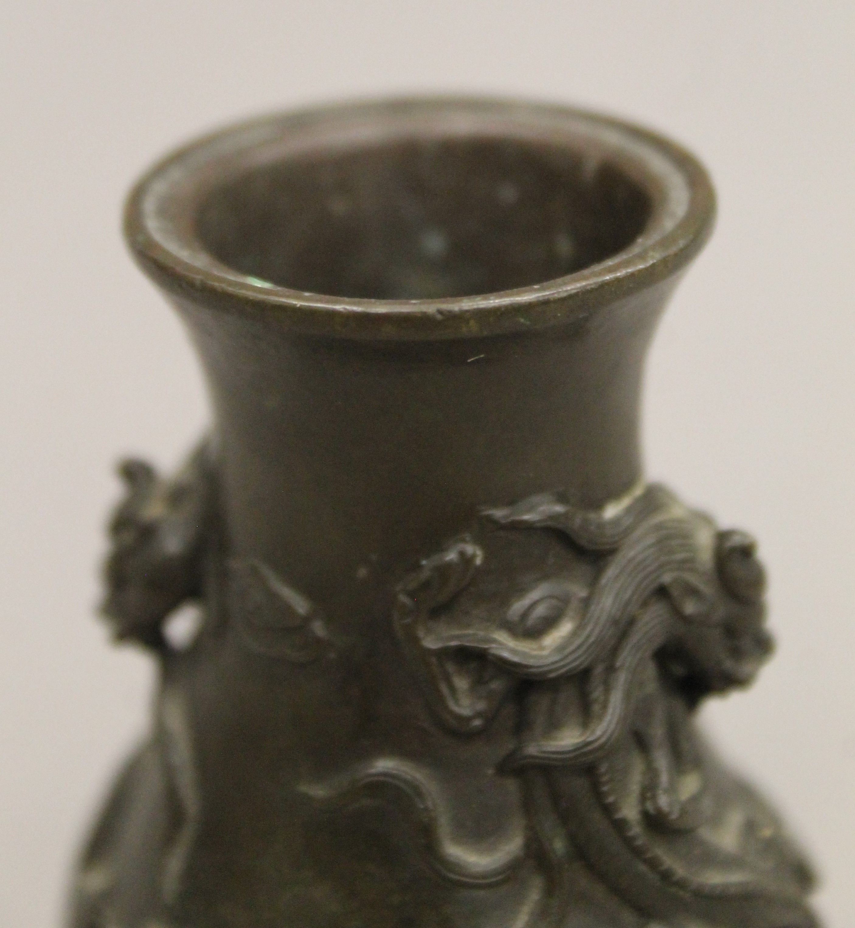 A small Chinese bronze vase decorated with dragons. 10 cm high. - Image 3 of 13