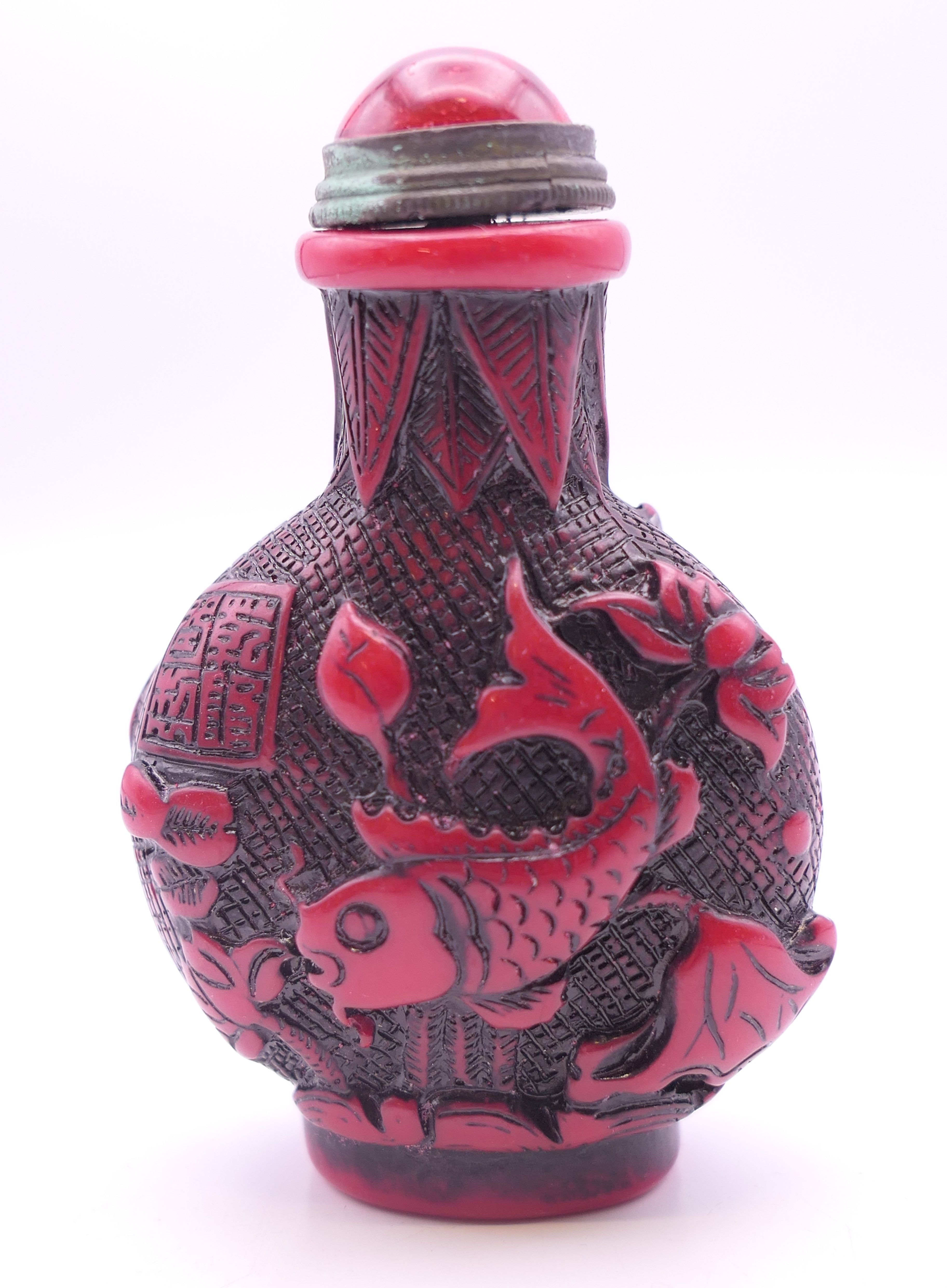 A snuff bottle. 7.5 cm high. - Image 2 of 5