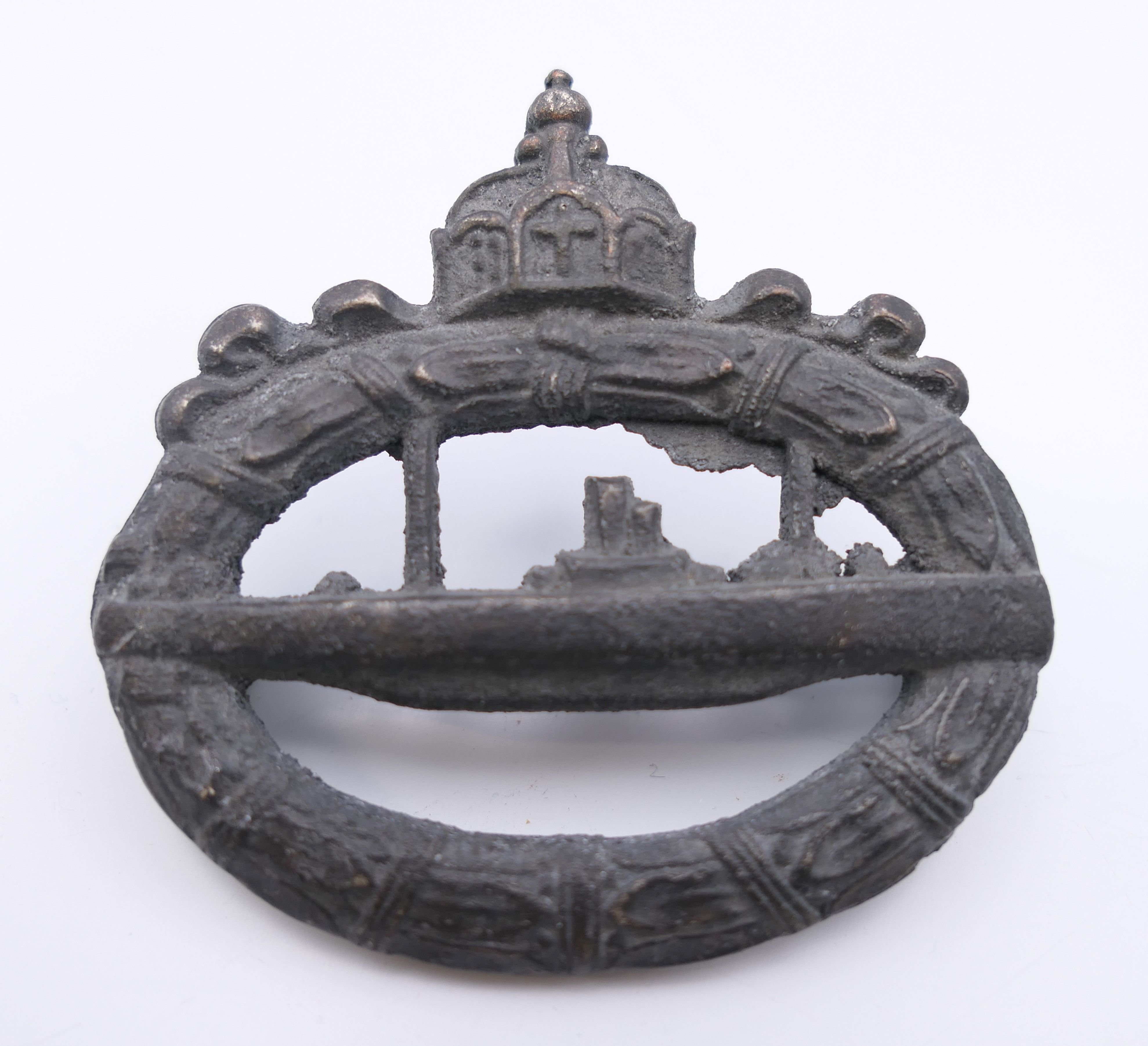 A military badge, 4.75 cm wide.