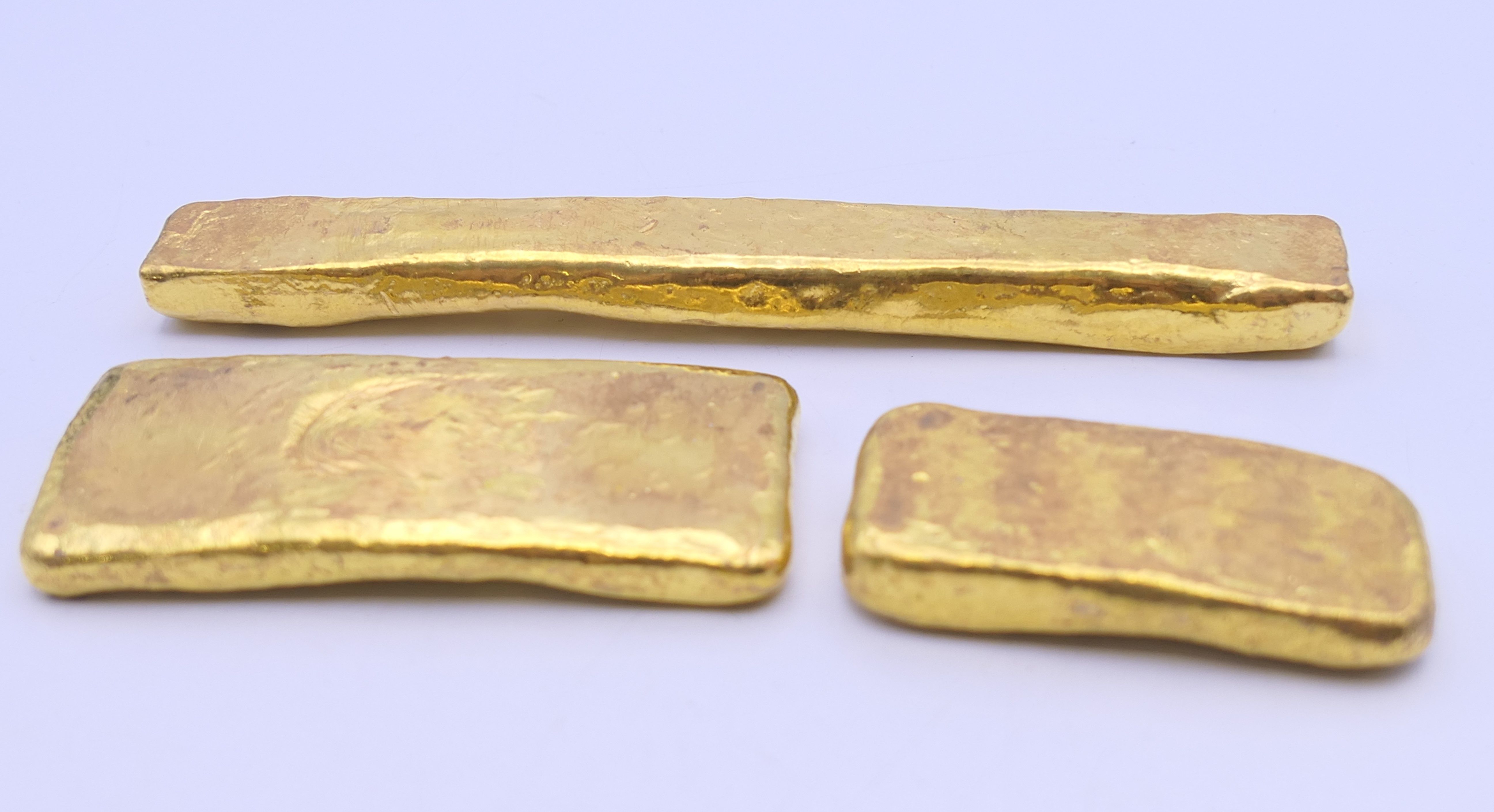 Three Chinese gold coloured bar scroll weights. The largest 12 cm long. - Image 3 of 8