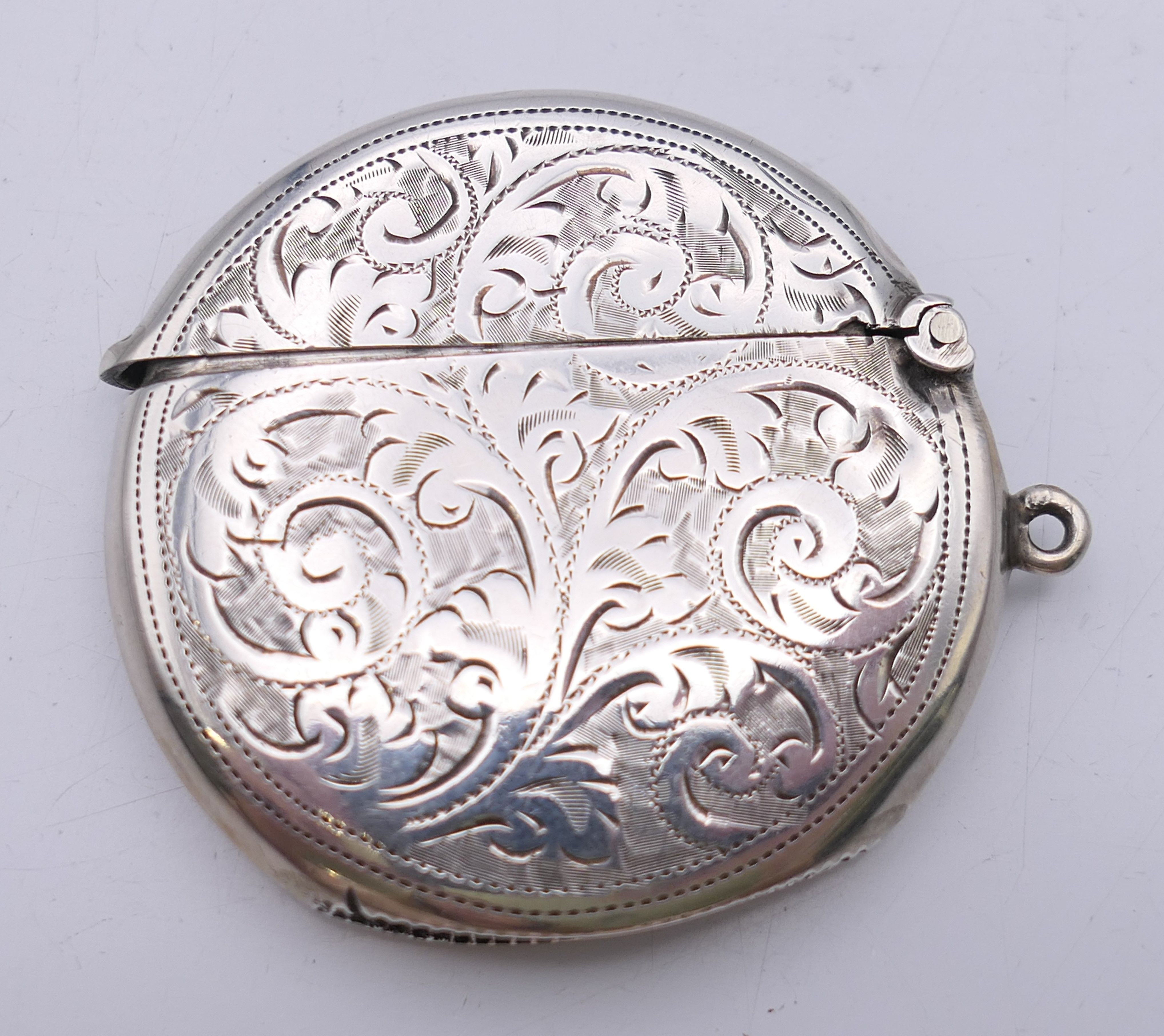 An Edwardian silver round vesta with leaf chased pattern, Birmingham 1909. 4.5 cm diameter. 15. - Image 2 of 4